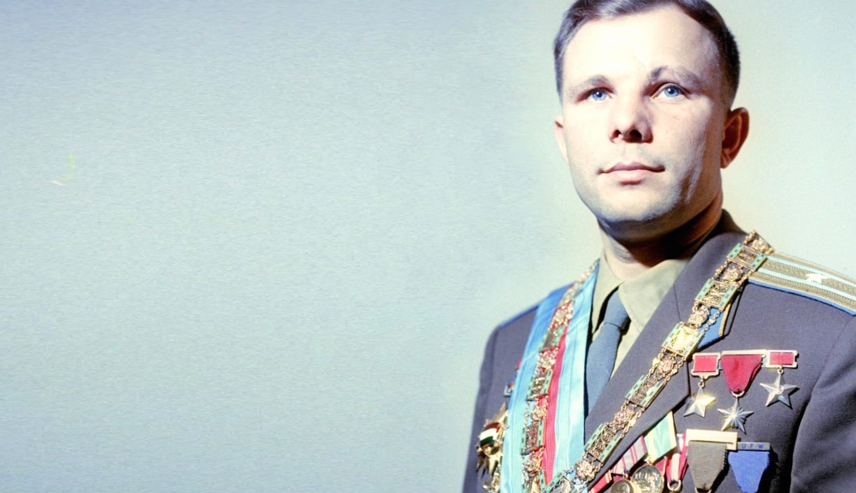 Yuri Gagarin at 640 x 960 iPhone 4 size wallpapers HD quality