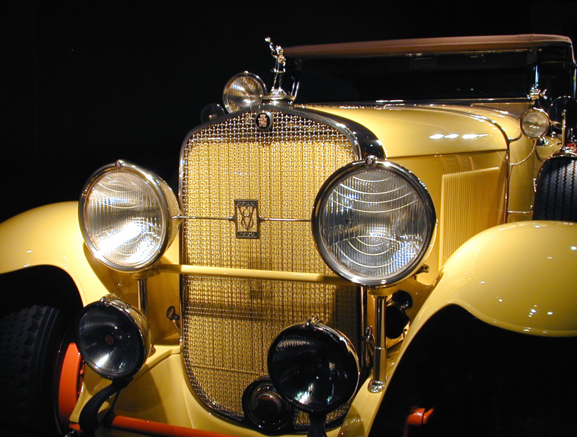 1929 Cadillac V-8 Dual Cowl Phaeton at 640 x 960 iPhone 4 size wallpapers HD quality