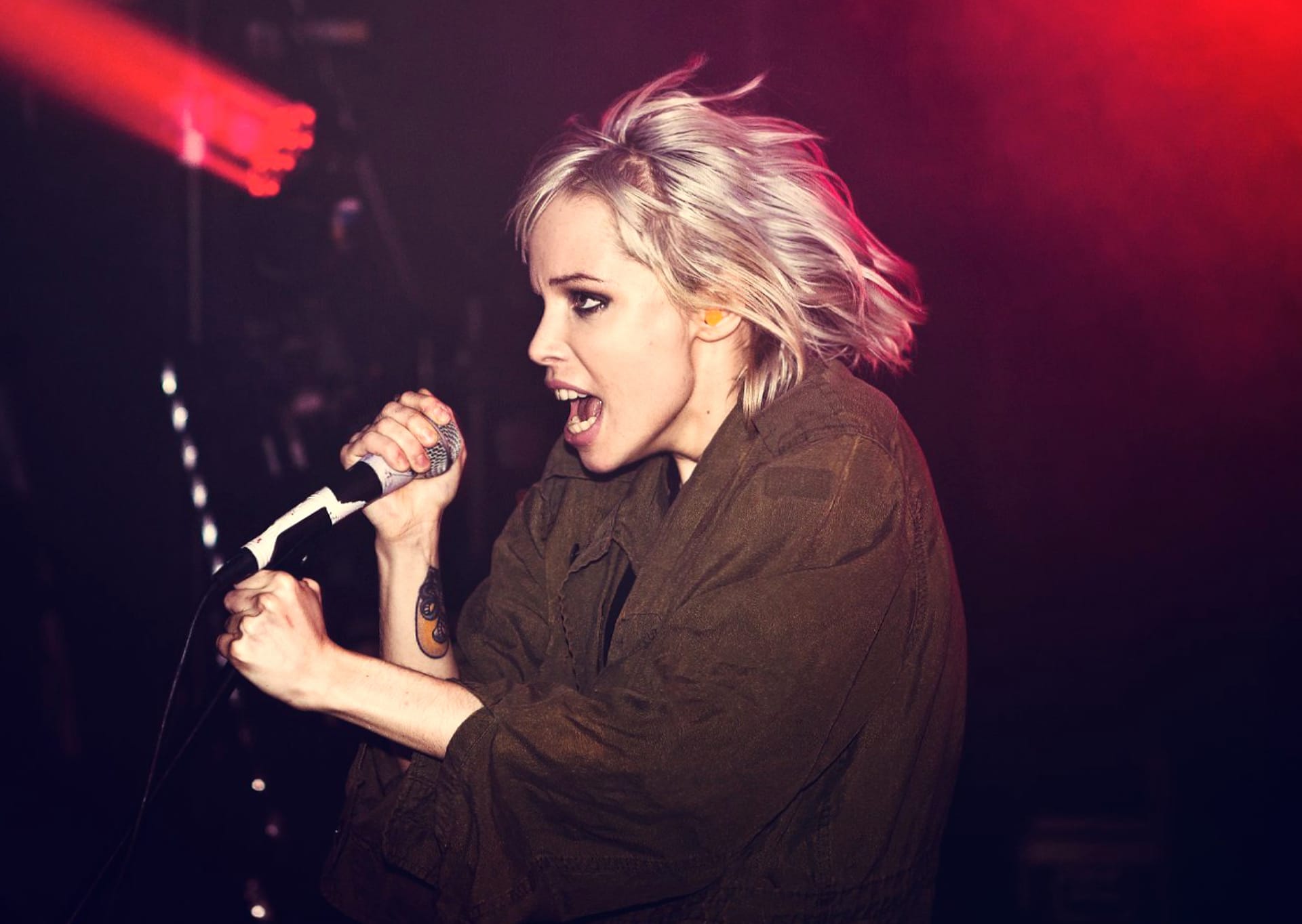 Alice Glass at 2048 x 2048 iPad size wallpapers HD quality