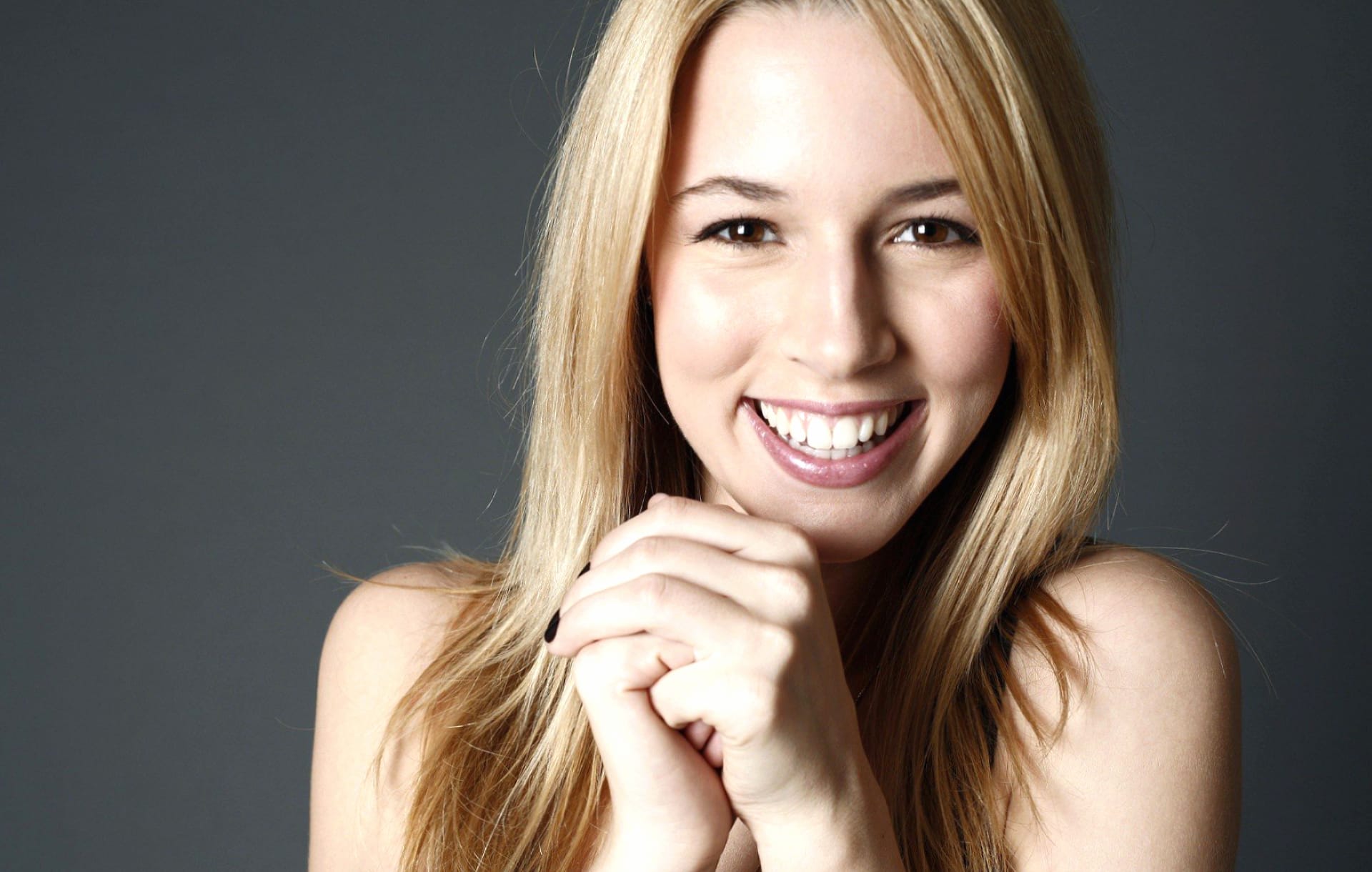 Alona Tal at 320 x 480 iPhone size wallpapers HD quality