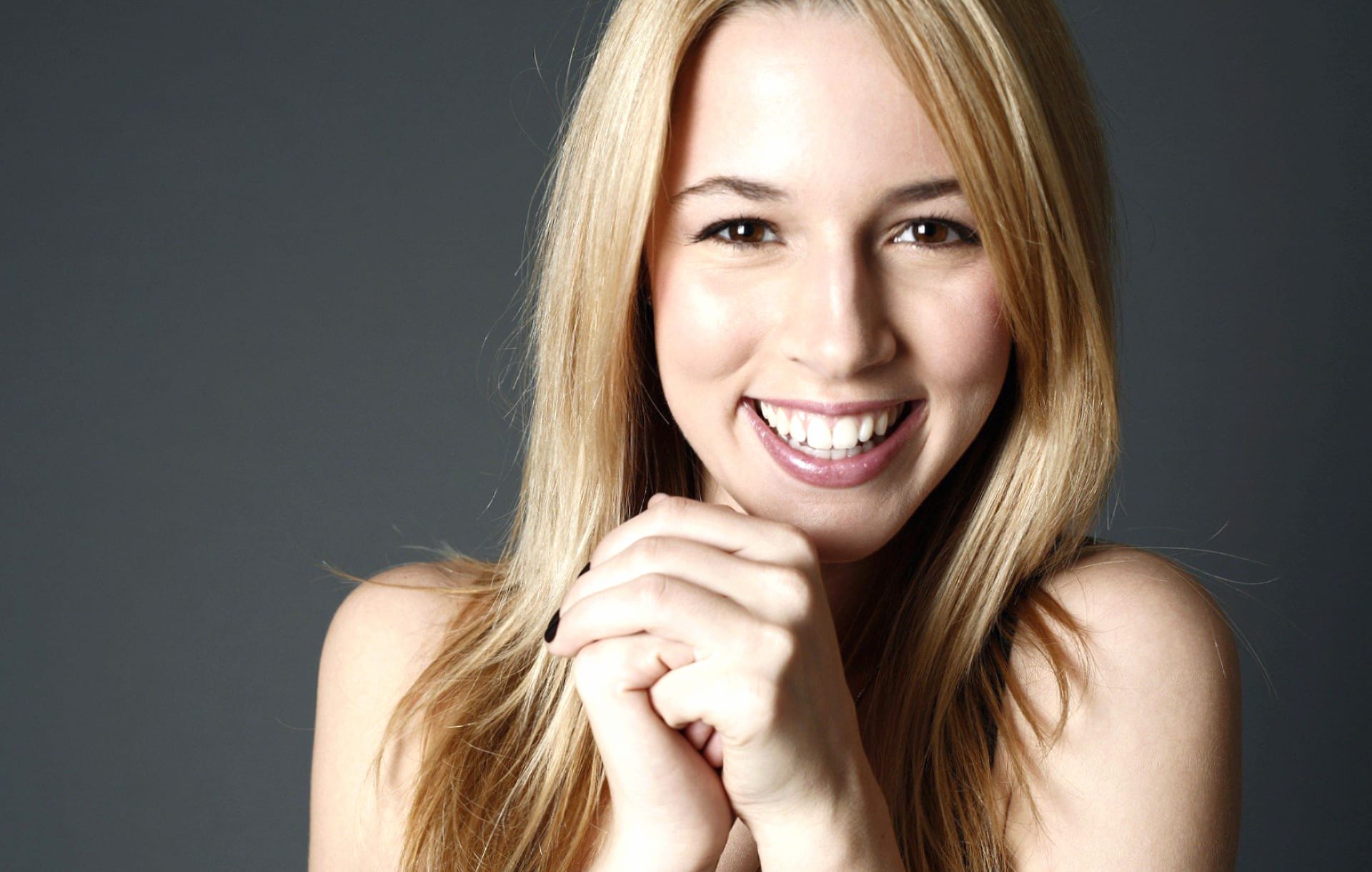 Alona Tal at 1024 x 1024 iPad size wallpapers HD quality