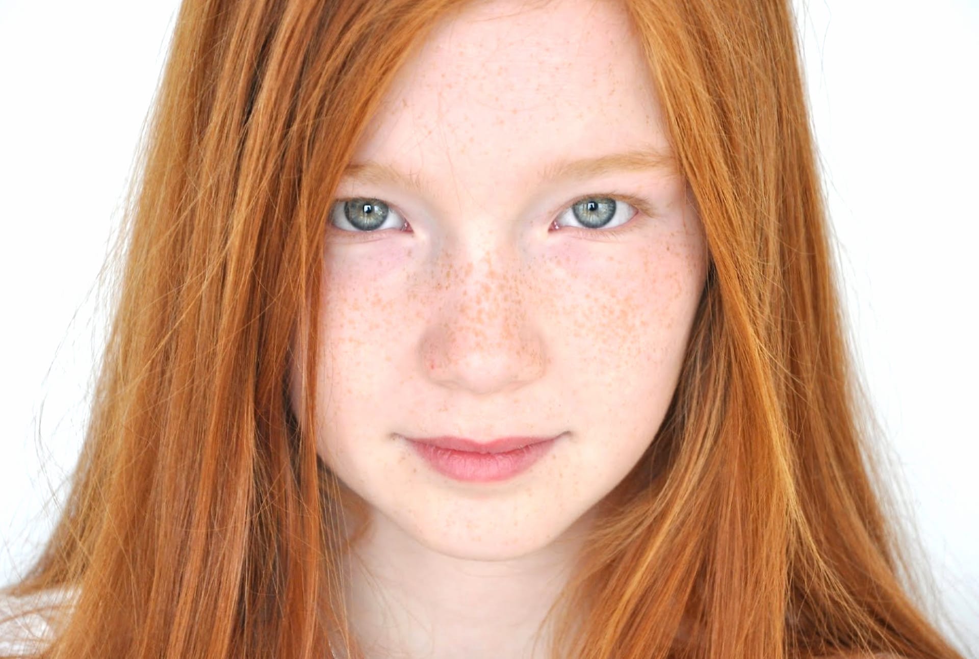 Annalise Basso at 2048 x 2048 iPad size wallpapers HD quality