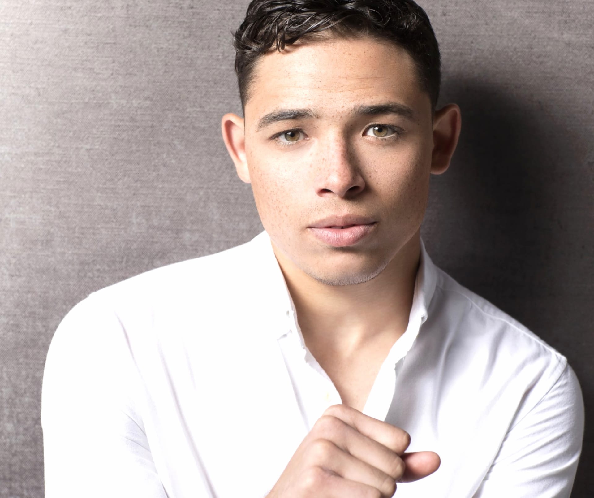 Anthony Ramos at 1334 x 750 iPhone 7 size wallpapers HD quality