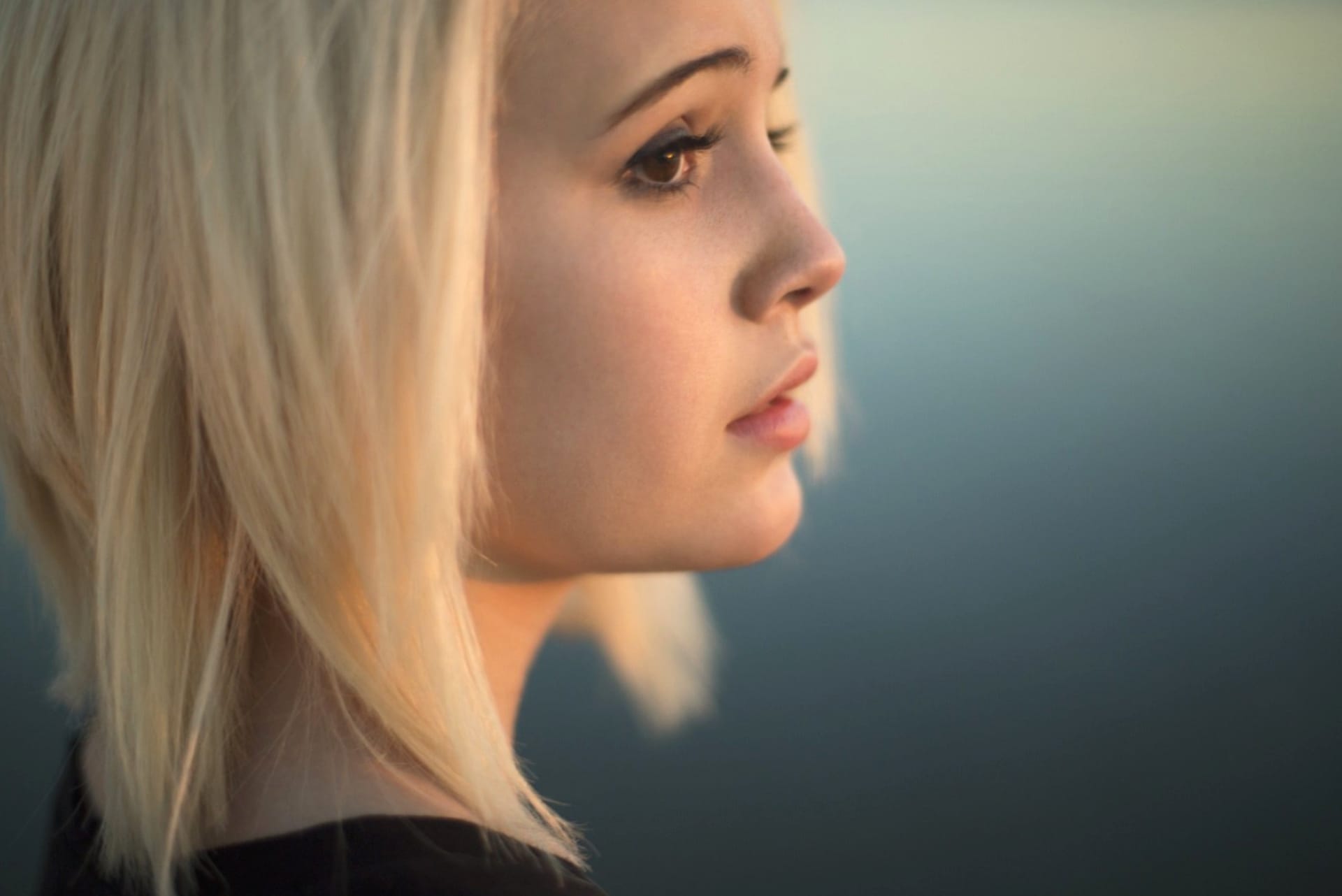 Bea Miller at 320 x 480 iPhone size wallpapers HD quality