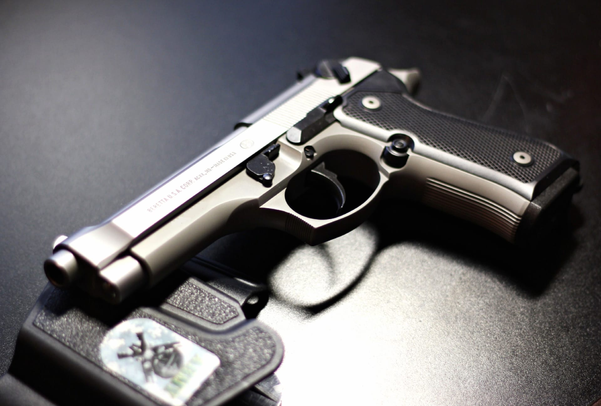 Beretta 92Fs at 640 x 1136 iPhone 5 size wallpapers HD quality