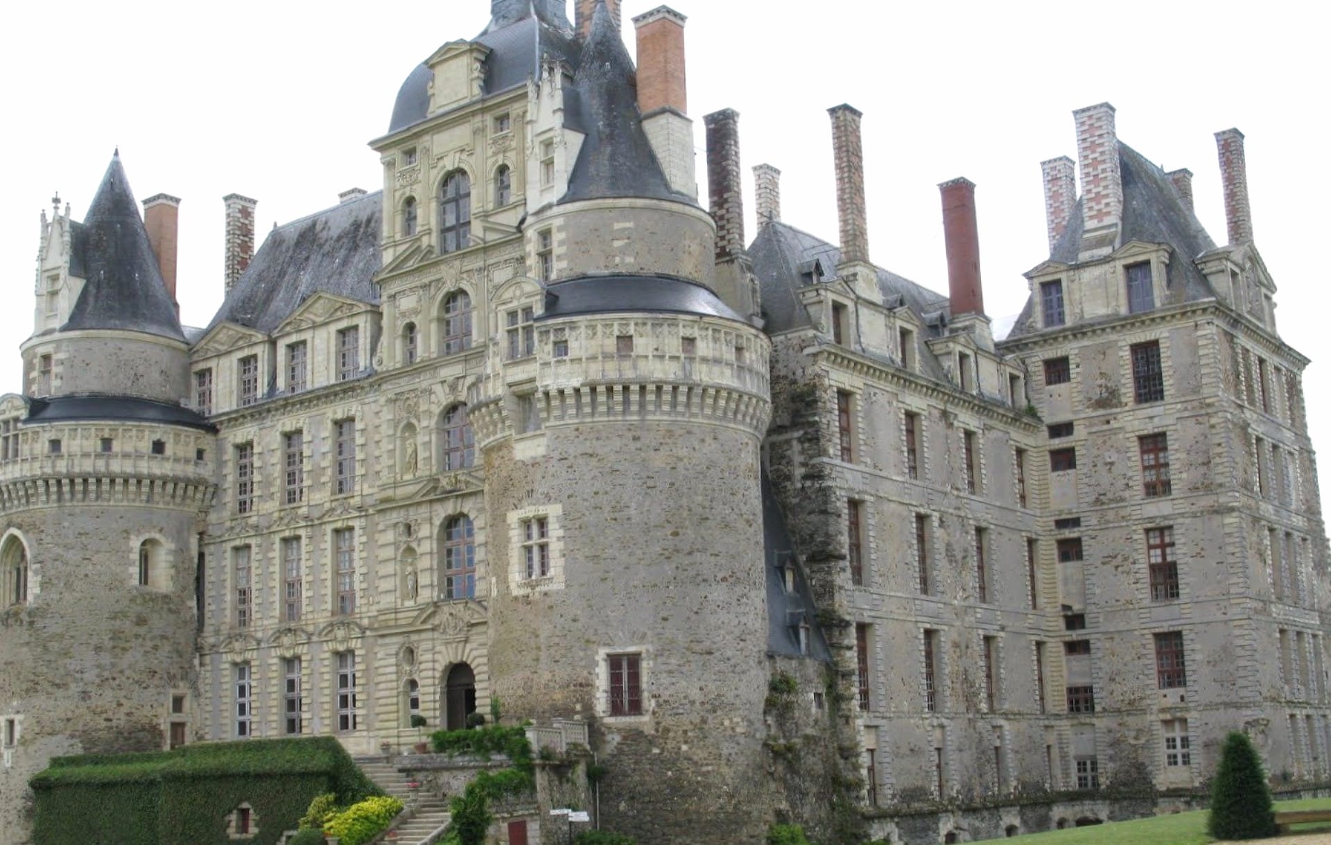 Chateau de Brissac at 640 x 960 iPhone 4 size wallpapers HD quality