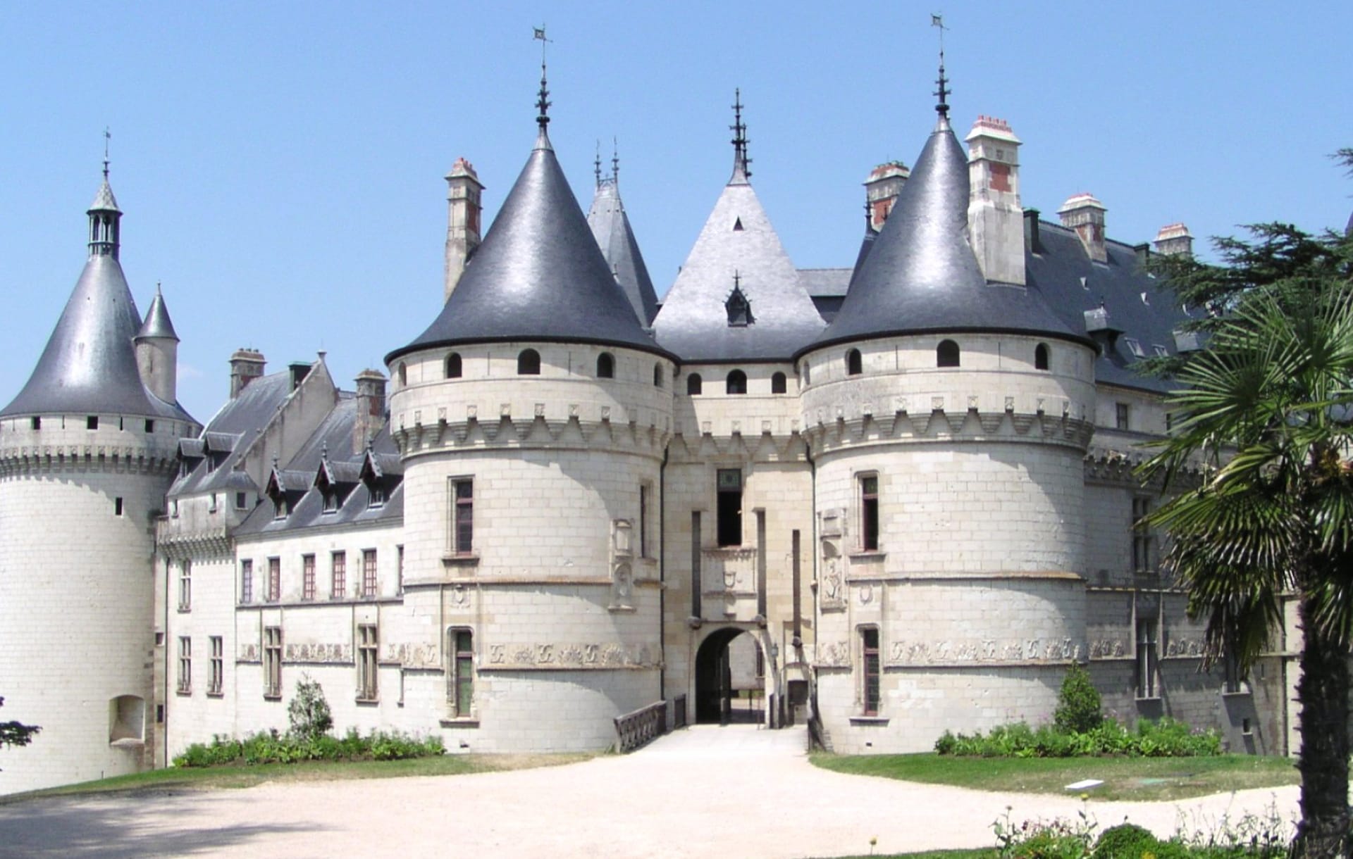 Chateaux of the Loire Valley at 640 x 1136 iPhone 5 size wallpapers HD quality