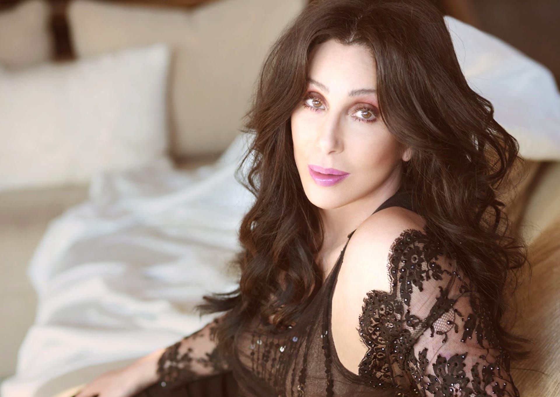 Cher at 750 x 1334 iPhone 6 size wallpapers HD quality