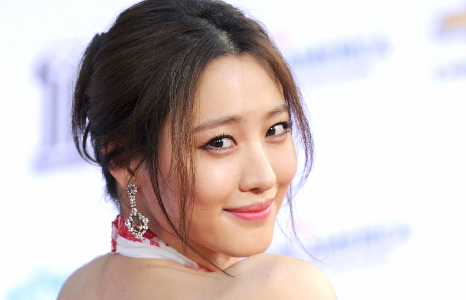 Claudia Kim at 320 x 480 iPhone size wallpapers HD quality
