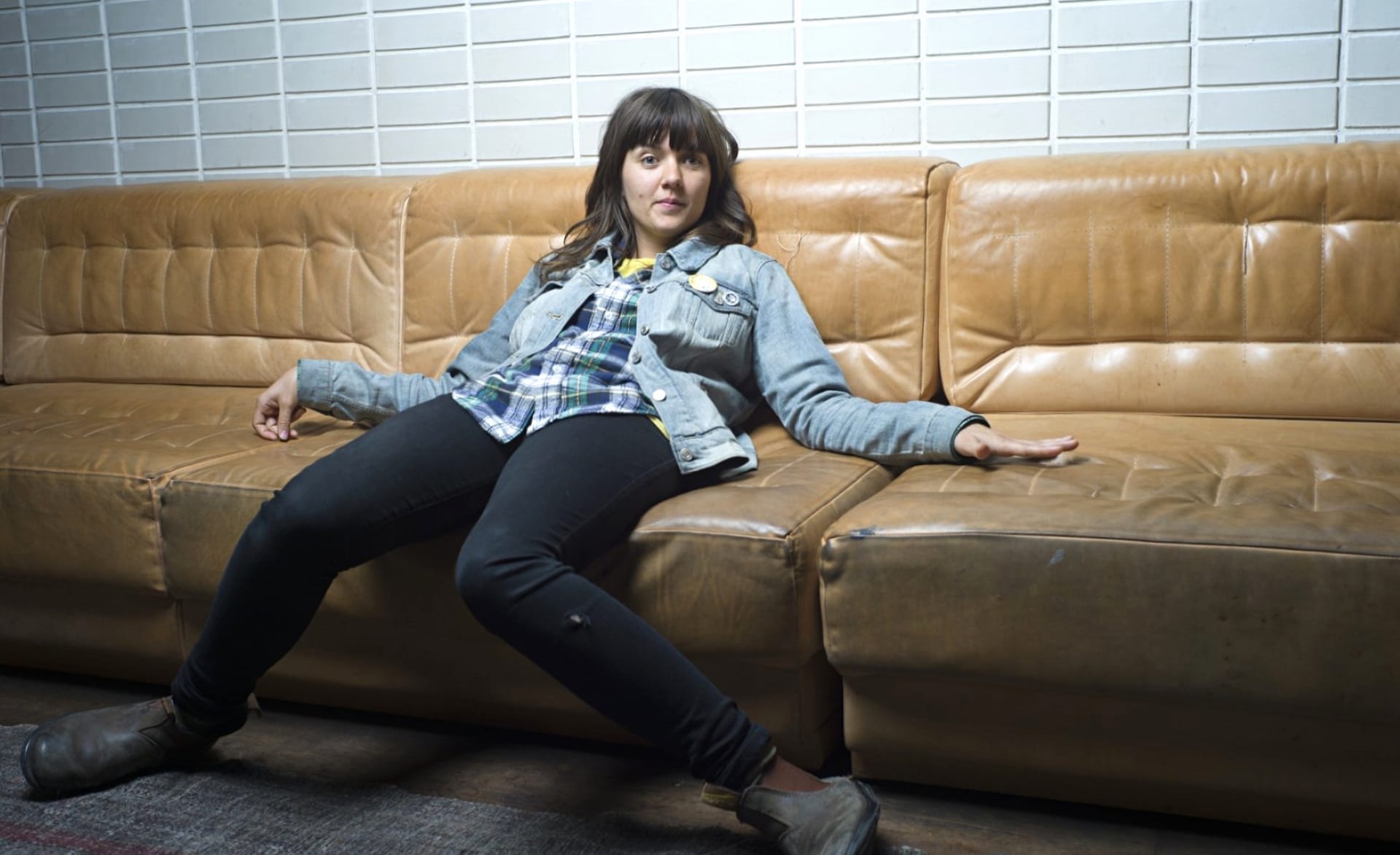 Courtney Barnett at 640 x 960 iPhone 4 size wallpapers HD quality