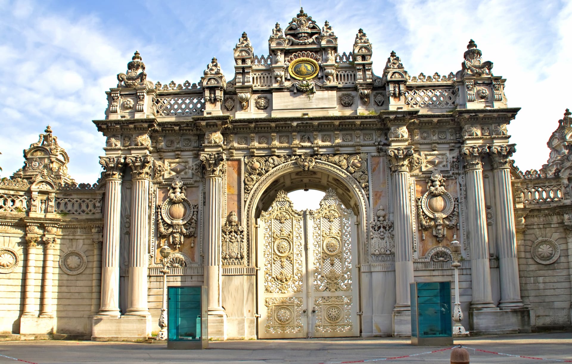 Dolmabahce Palace at 640 x 960 iPhone 4 size wallpapers HD quality