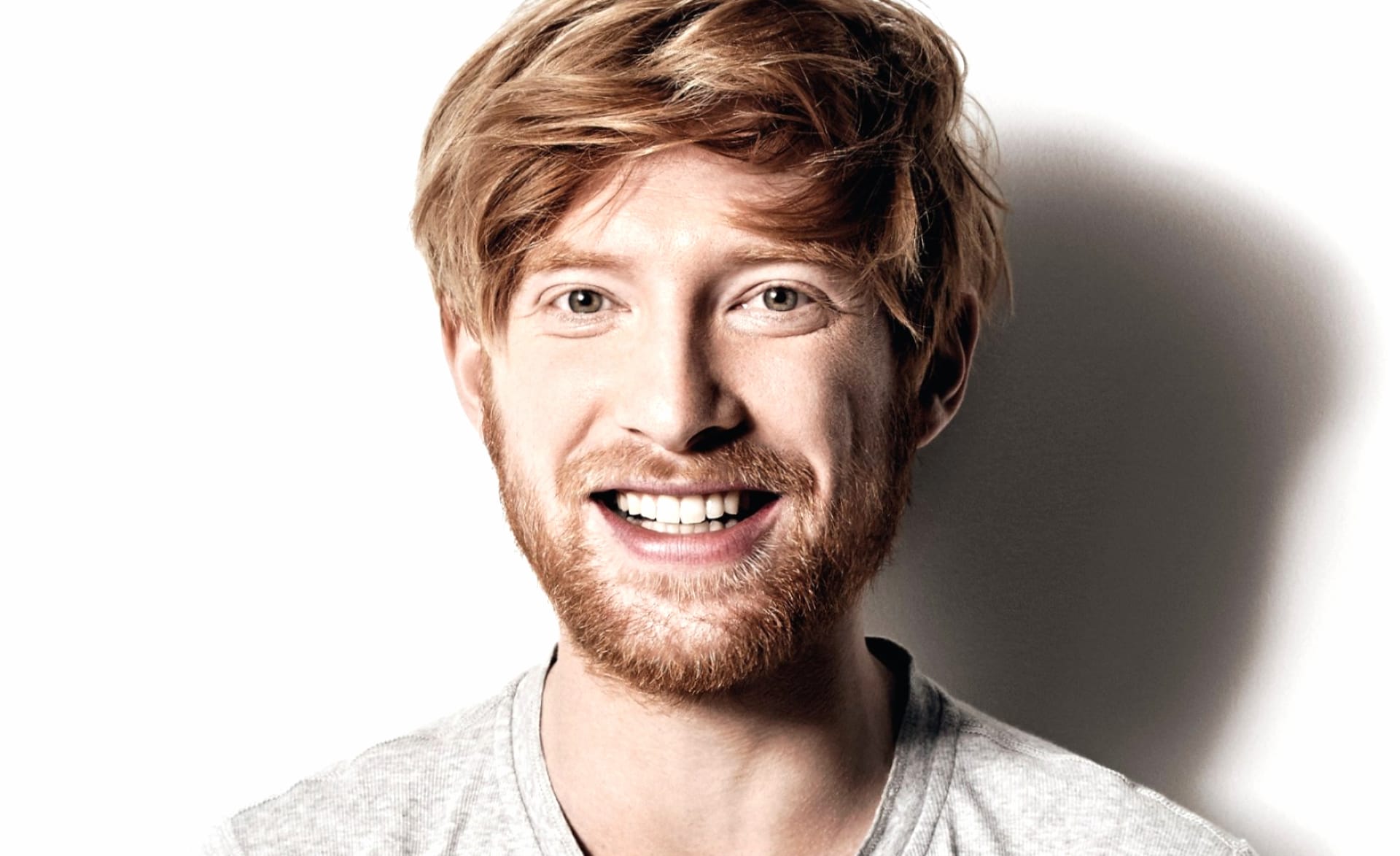 Domhnall Gleeson at 640 x 960 iPhone 4 size wallpapers HD quality