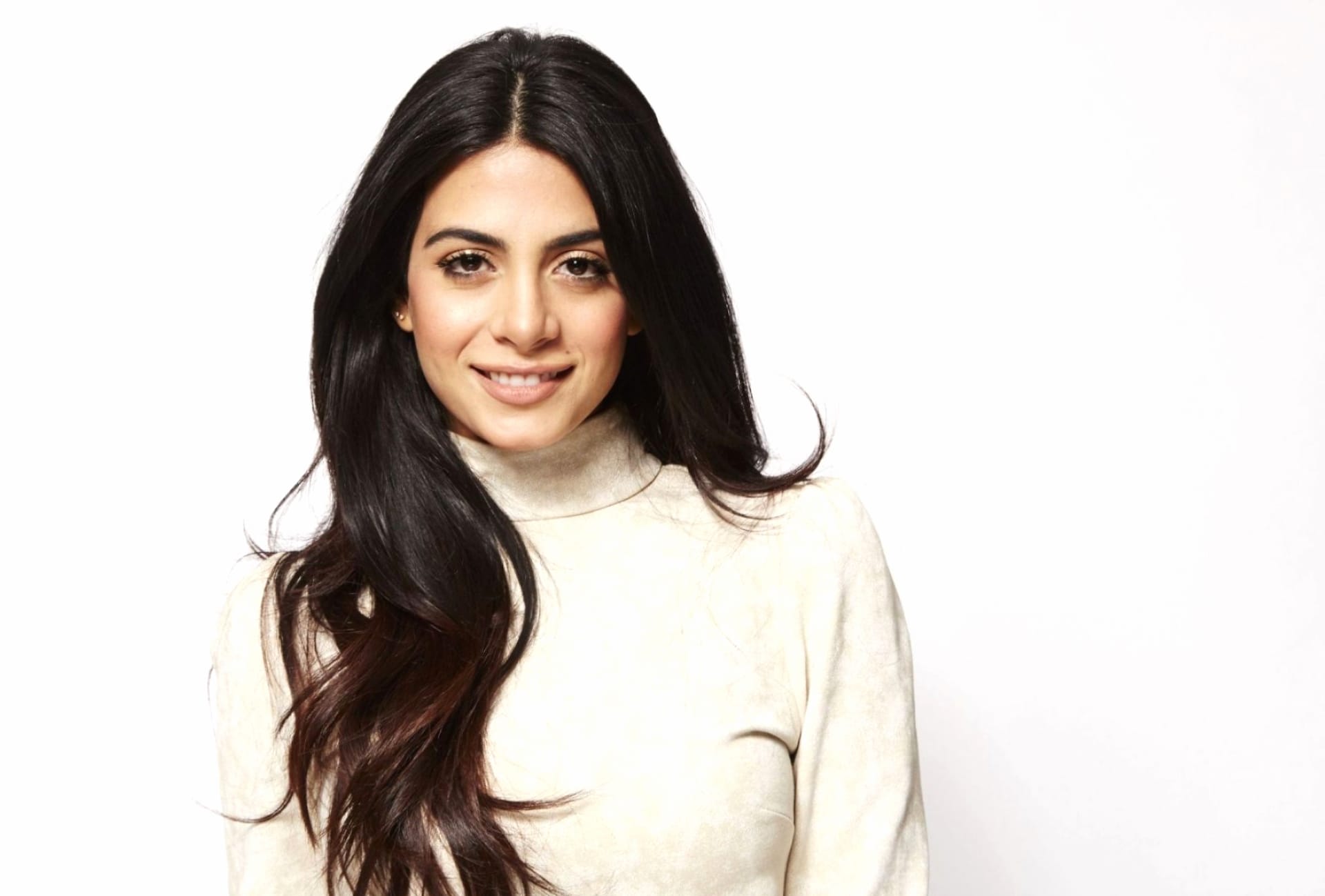 Emeraude Toubia at 1600 x 1200 size wallpapers HD quality