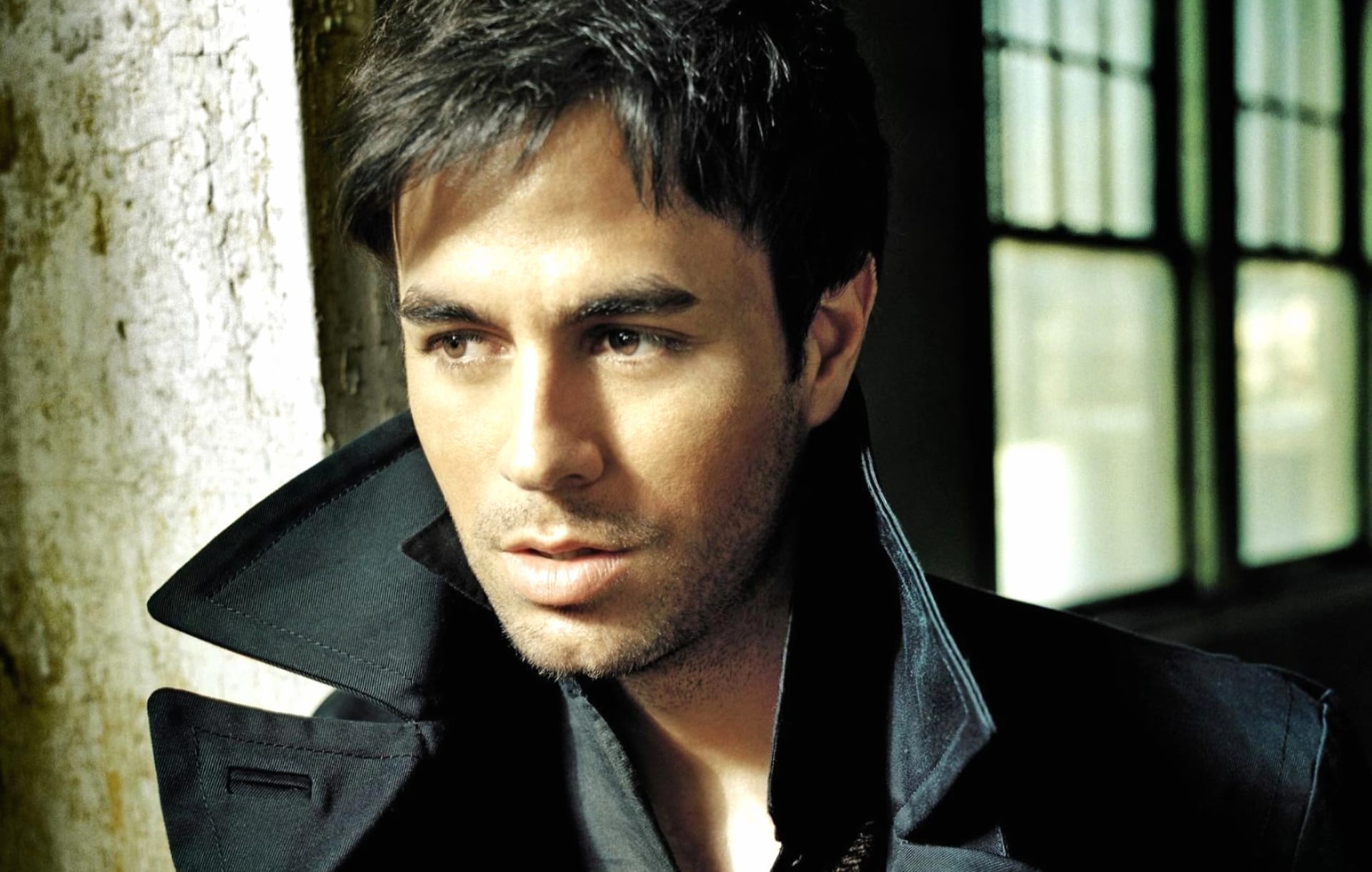 Enriqie Iglesias at 320 x 480 iPhone size wallpapers HD quality