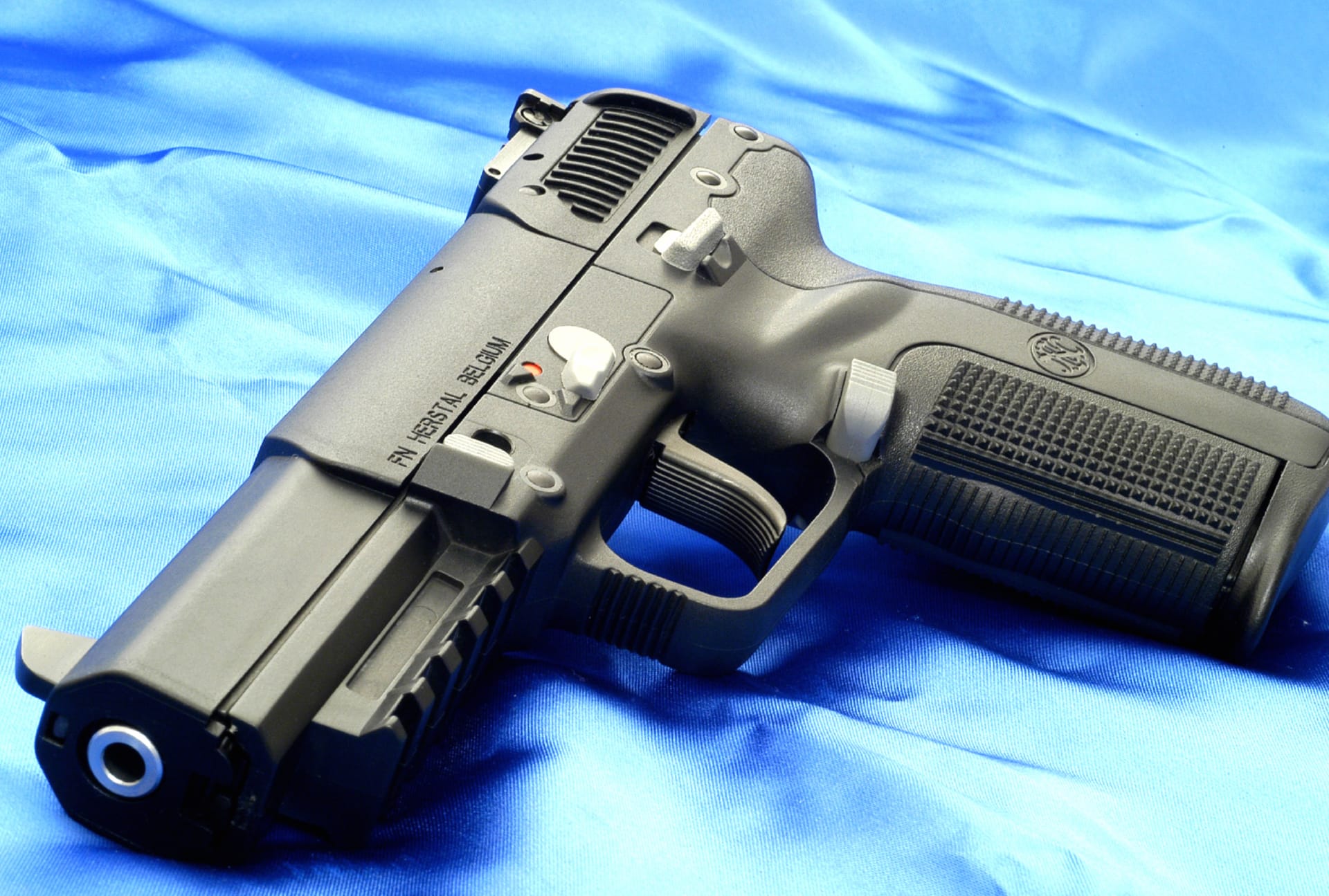 FN Herstal Pistol at 1024 x 768 size wallpapers HD quality