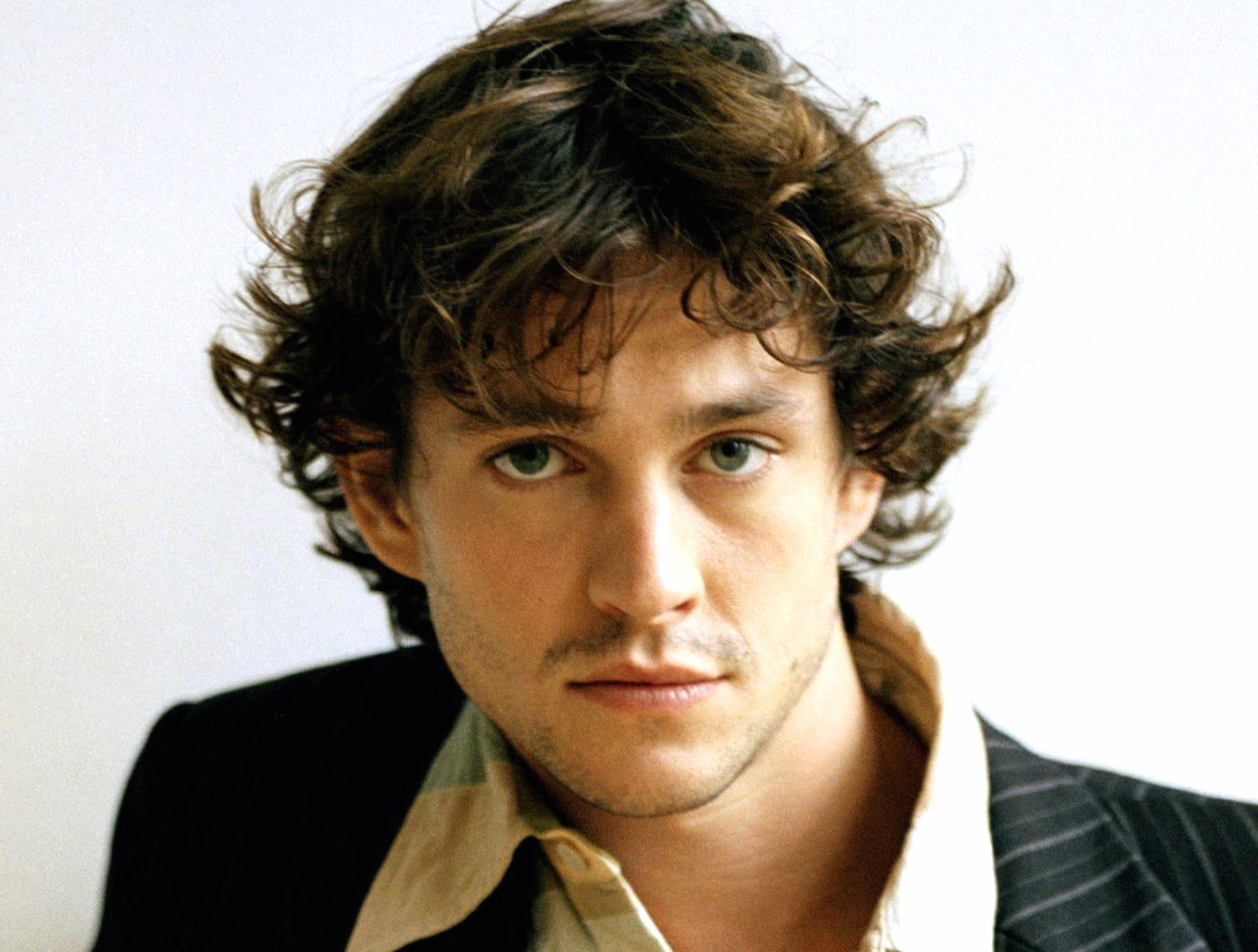 Hugh Dancy at 320 x 480 iPhone size wallpapers HD quality