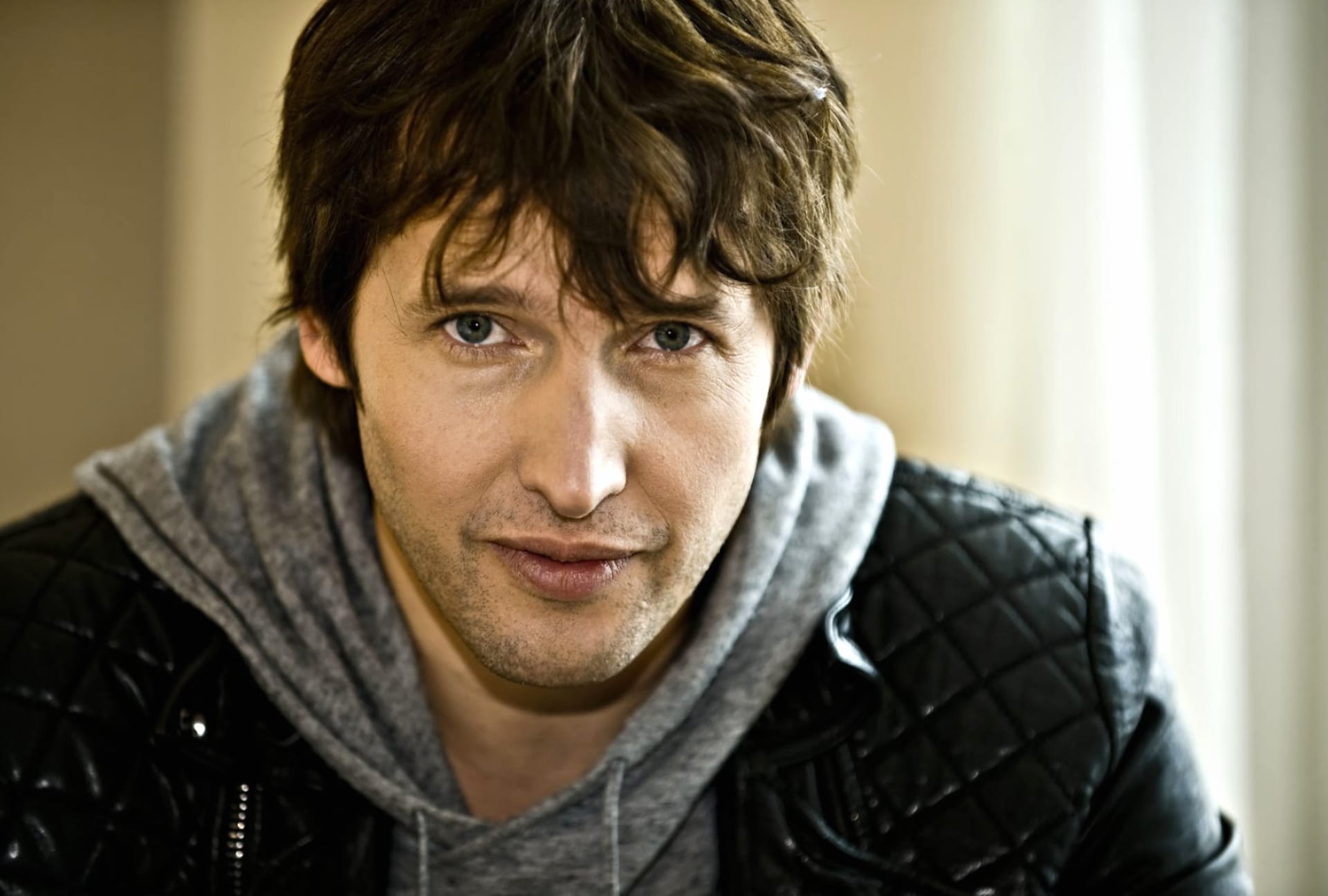 James Blunt at 640 x 1136 iPhone 5 size wallpapers HD quality