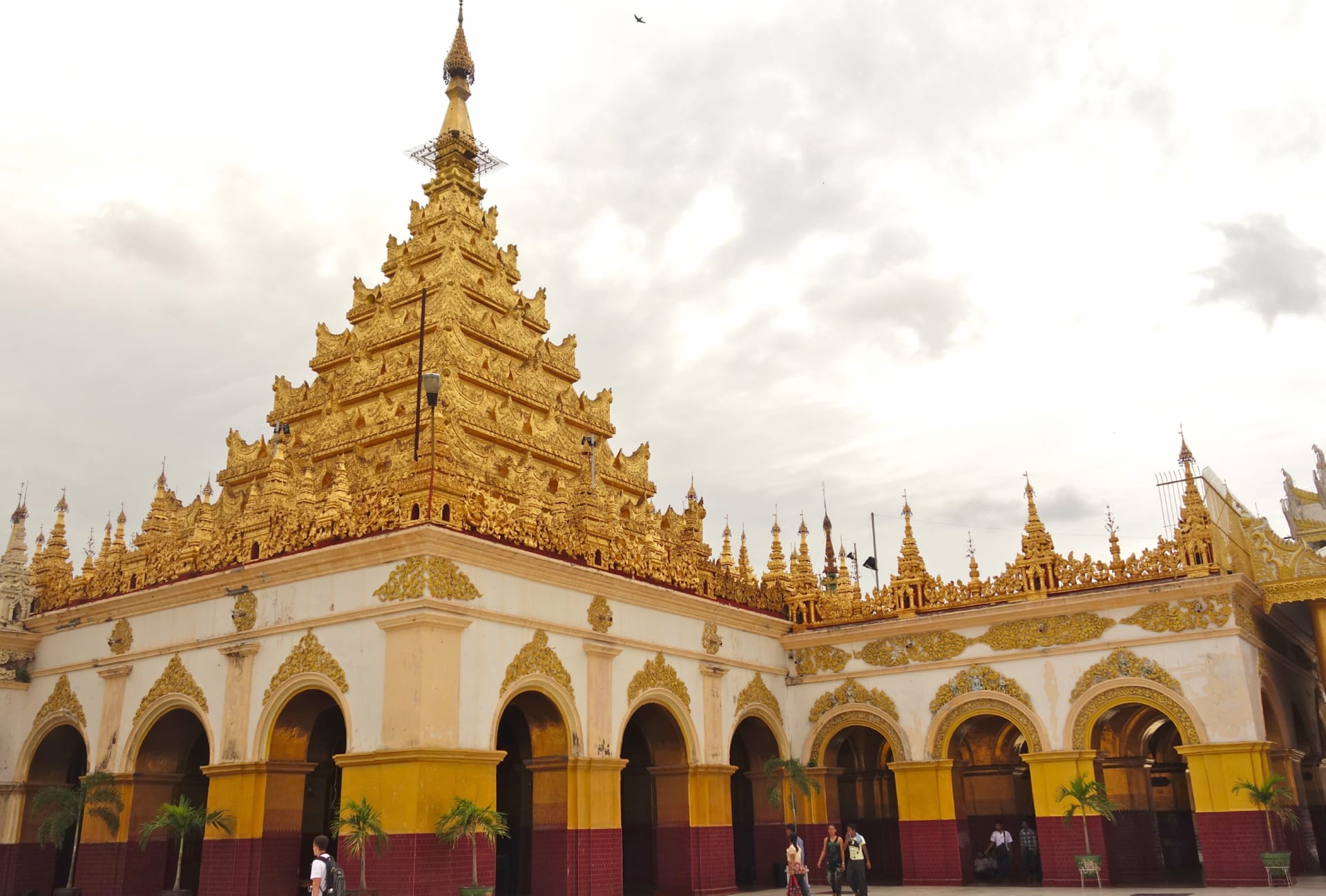 Mahamuni Pagoda at 1152 x 864 size wallpapers HD quality