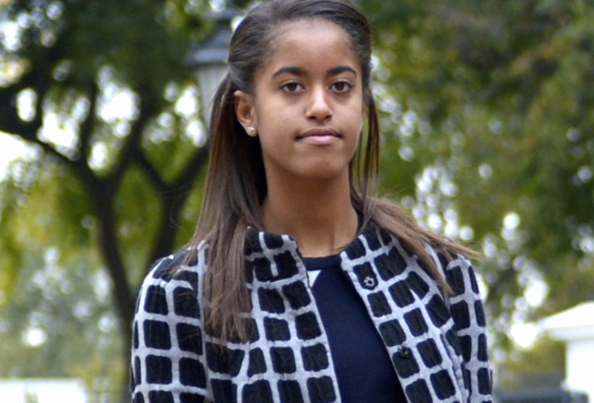 Malia Obama at 320 x 480 iPhone size wallpapers HD quality