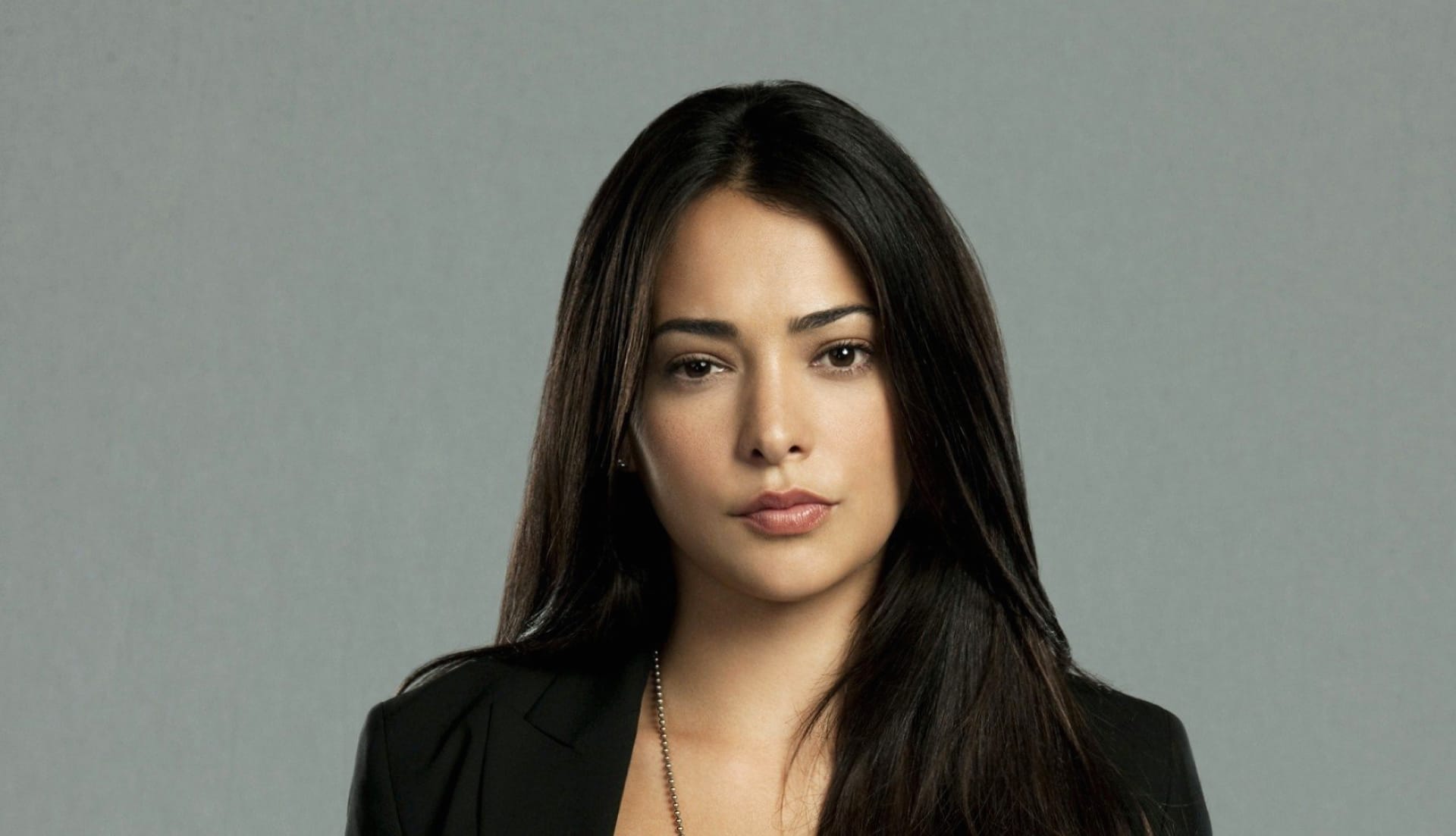 Natalie Martinez at 2048 x 2048 iPad size wallpapers HD quality