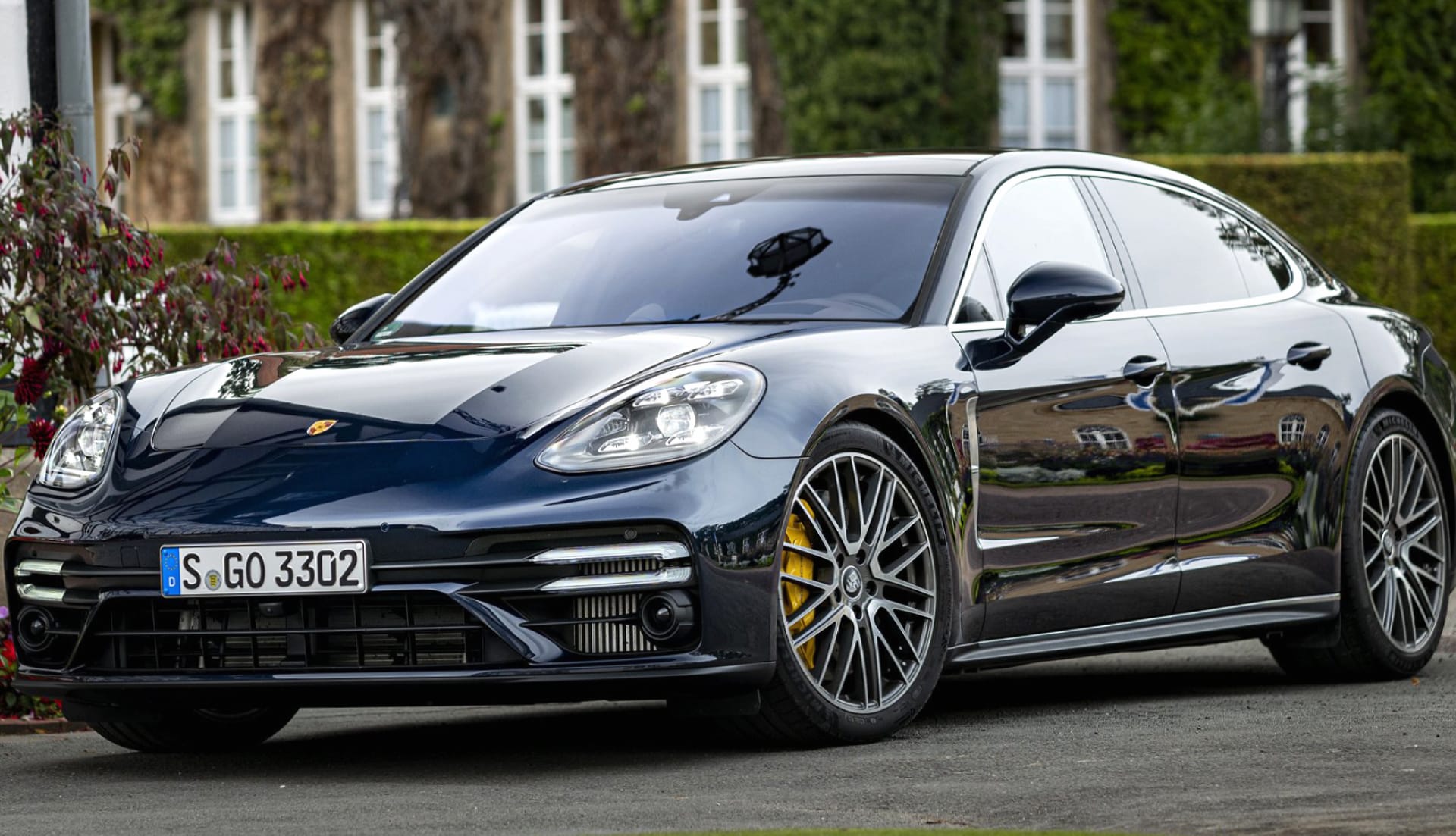 Porsche Panamera Turbo S Executive at 750 x 1334 iPhone 6 size wallpapers HD quality