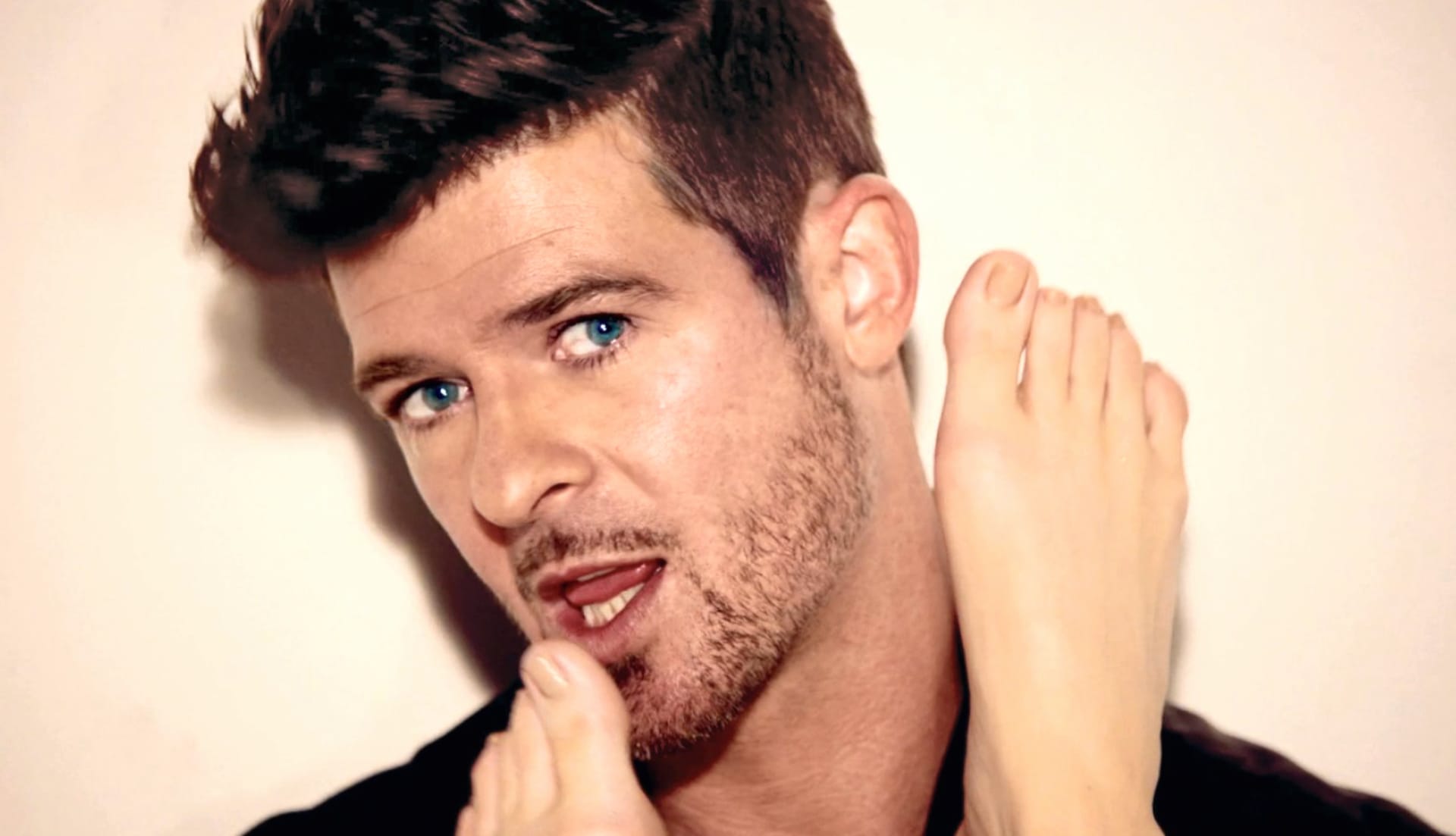 Robin Thicke at 750 x 1334 iPhone 6 size wallpapers HD quality