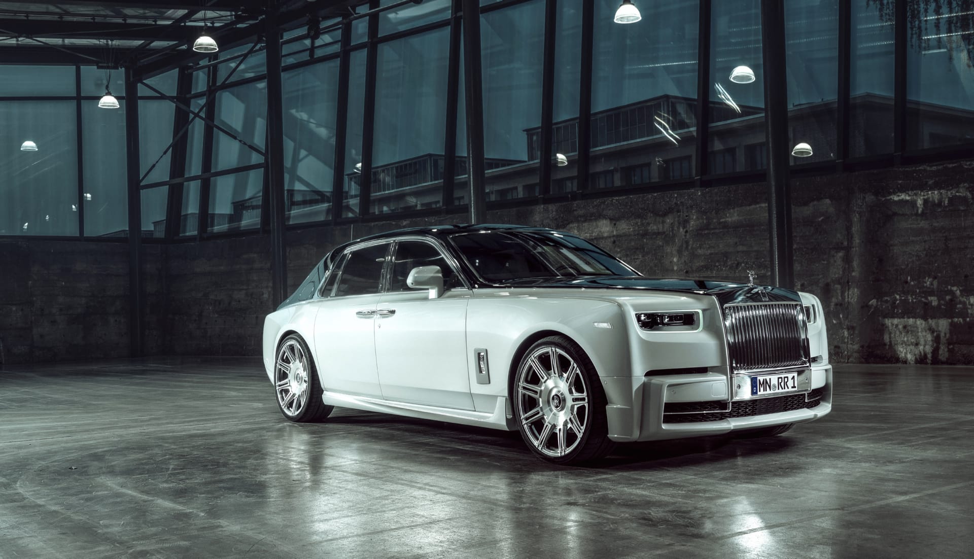 Rolls-Royce Phantom at 320 x 480 iPhone size wallpapers HD quality
