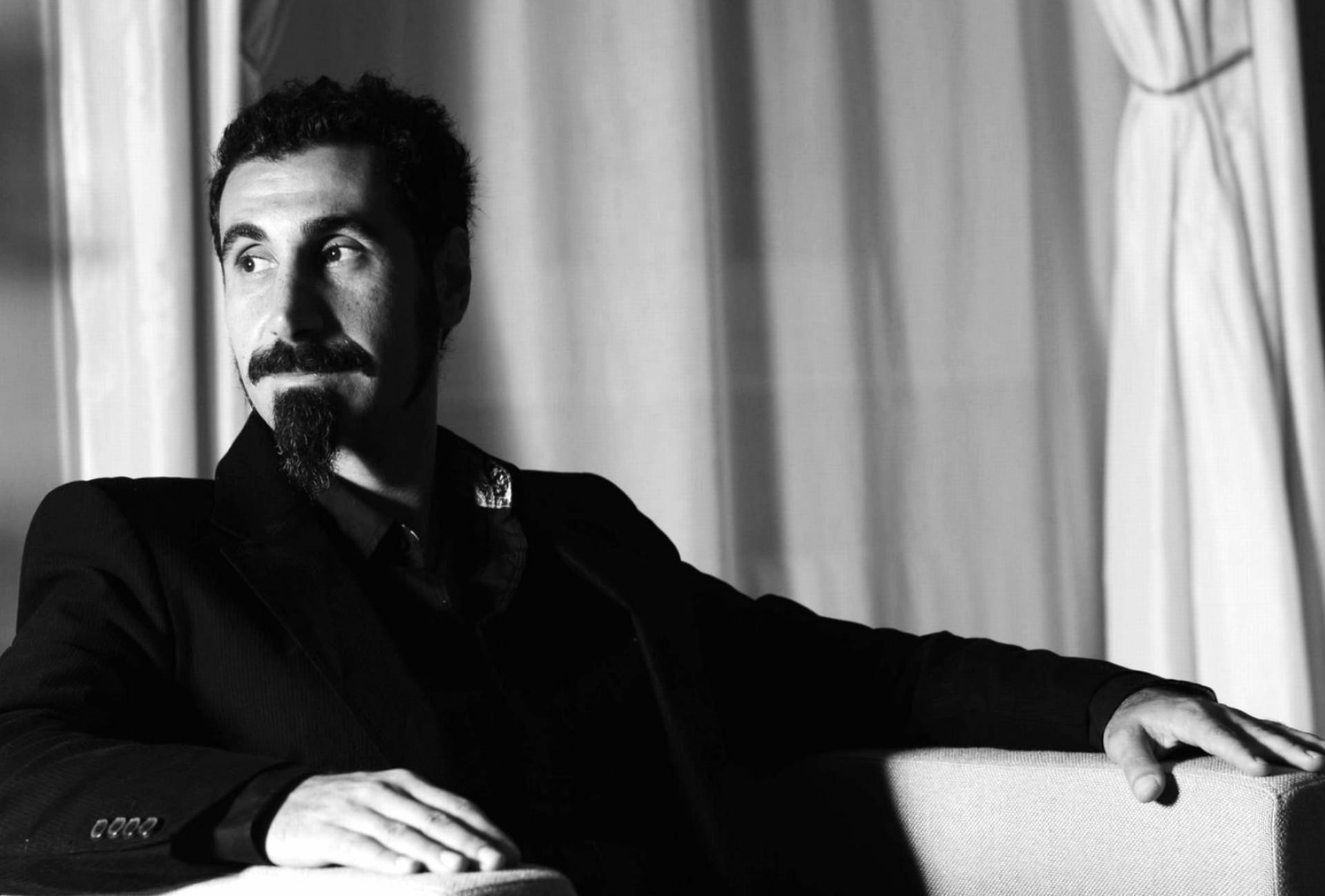 Serj Tankian at 320 x 480 iPhone size wallpapers HD quality