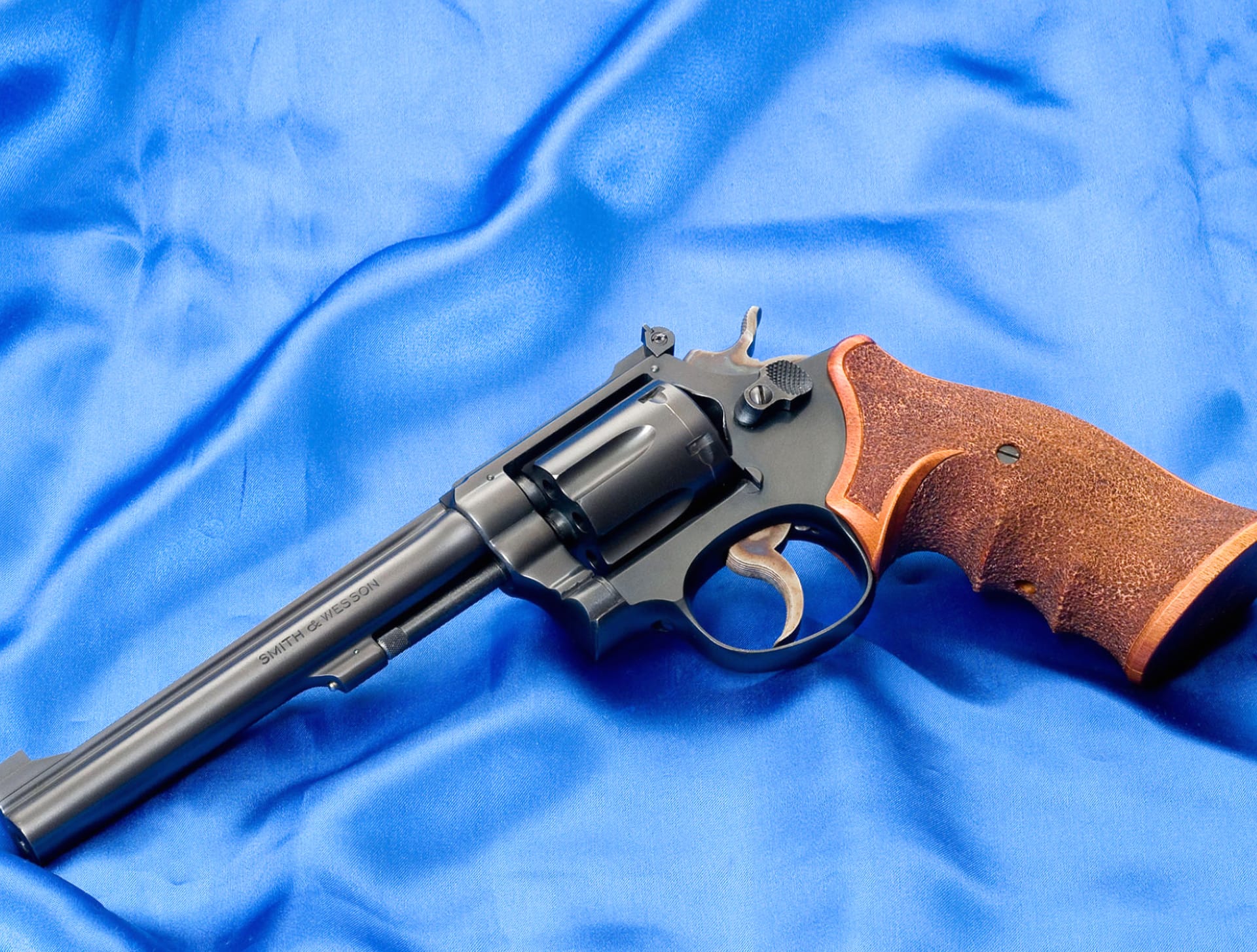 Smith Wesson Revolver at 320 x 480 iPhone size wallpapers HD quality