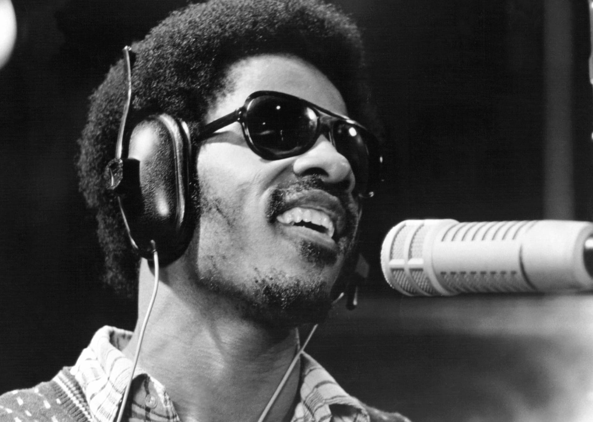 Stevie Wonder at 320 x 480 iPhone size wallpapers HD quality