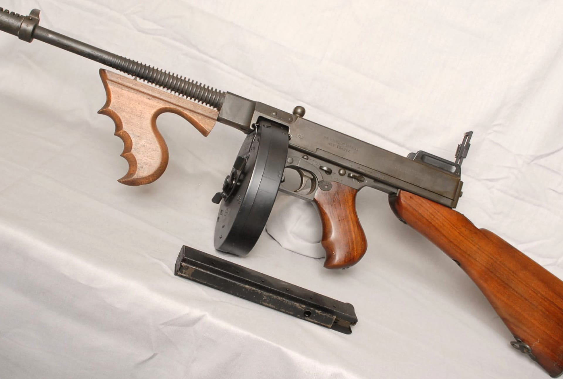 Thompson Submachine Gun at 1152 x 864 size wallpapers HD quality