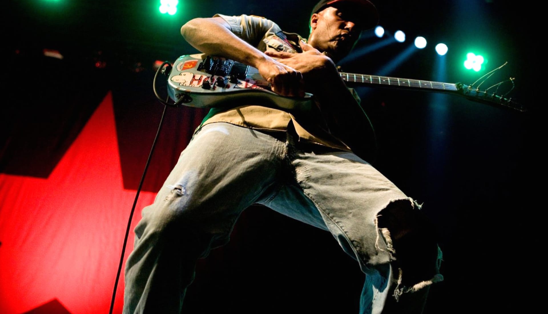 Tom Morello at 1024 x 1024 iPad size wallpapers HD quality