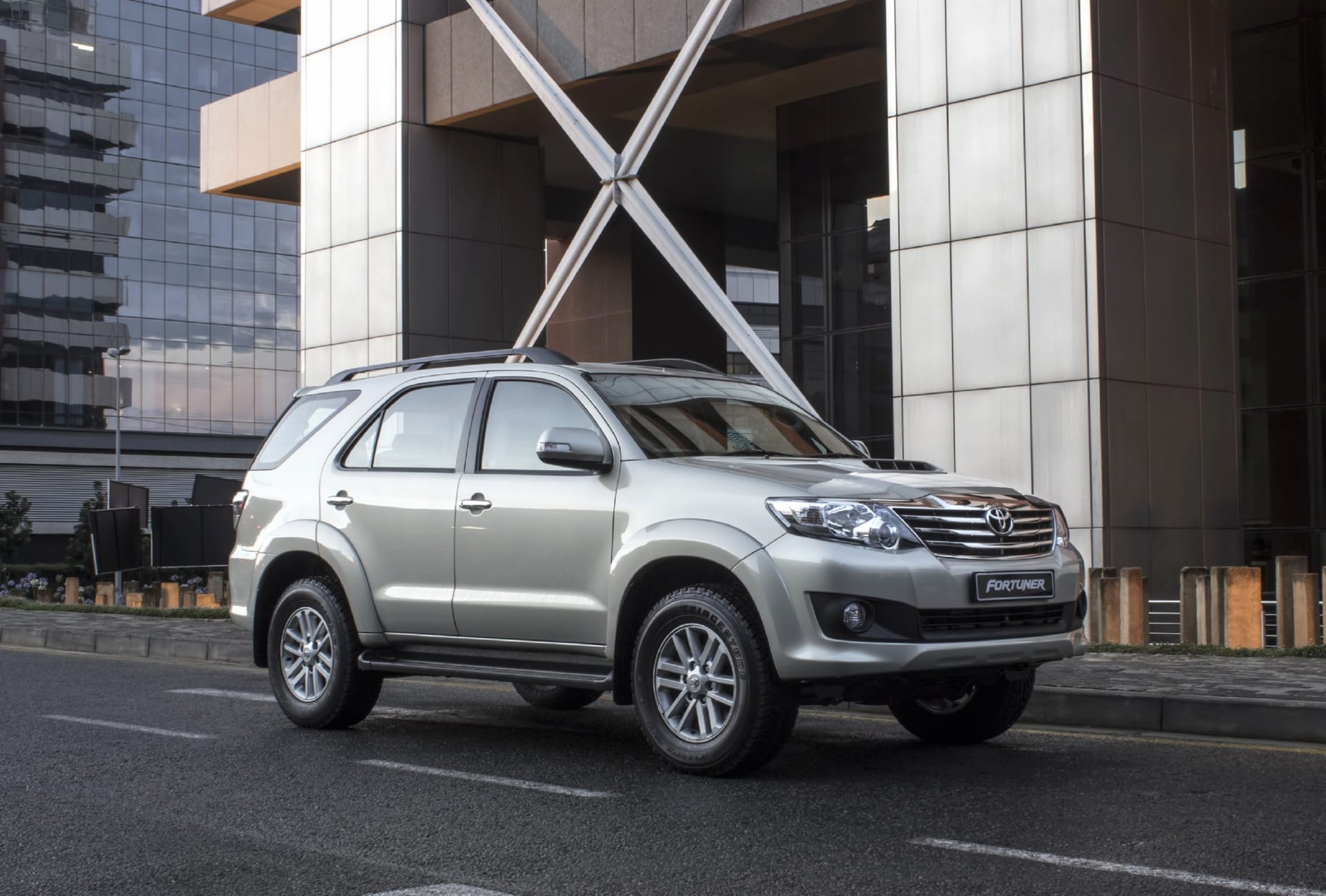 Toyota Fortuner at 1600 x 1200 size wallpapers HD quality