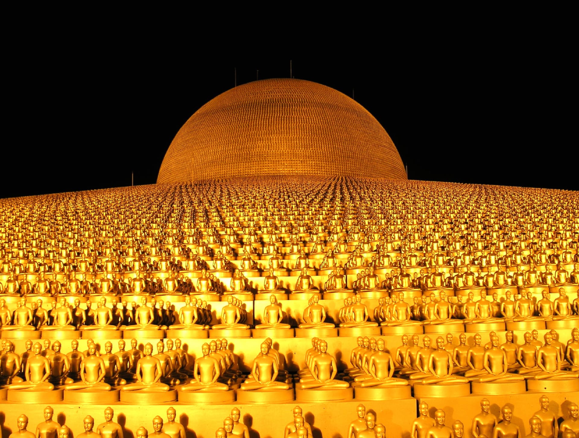 Wat Phra Dhammakaya at 320 x 480 iPhone size wallpapers HD quality