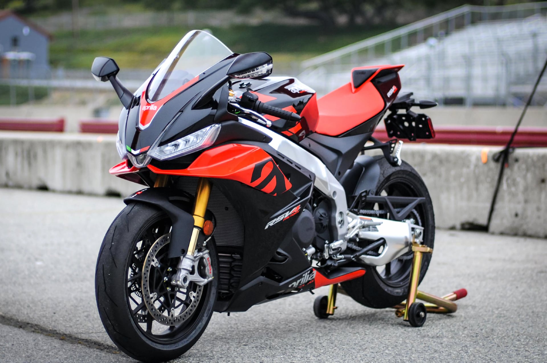 Aprilia RSV4 Factory at 1152 x 864 size wallpapers HD quality