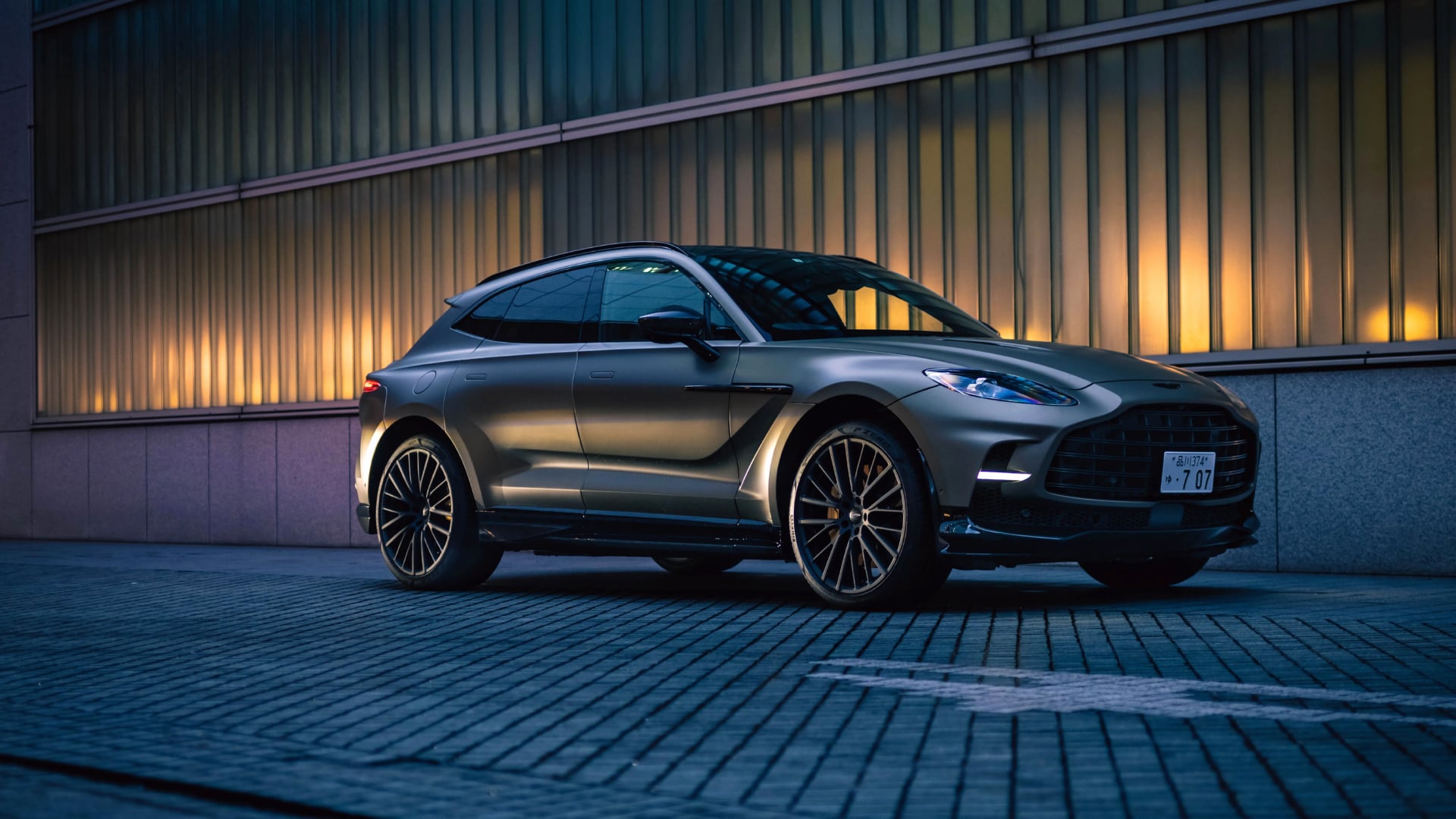 Aston Martin DBX 707 at 1600 x 1200 size wallpapers HD quality