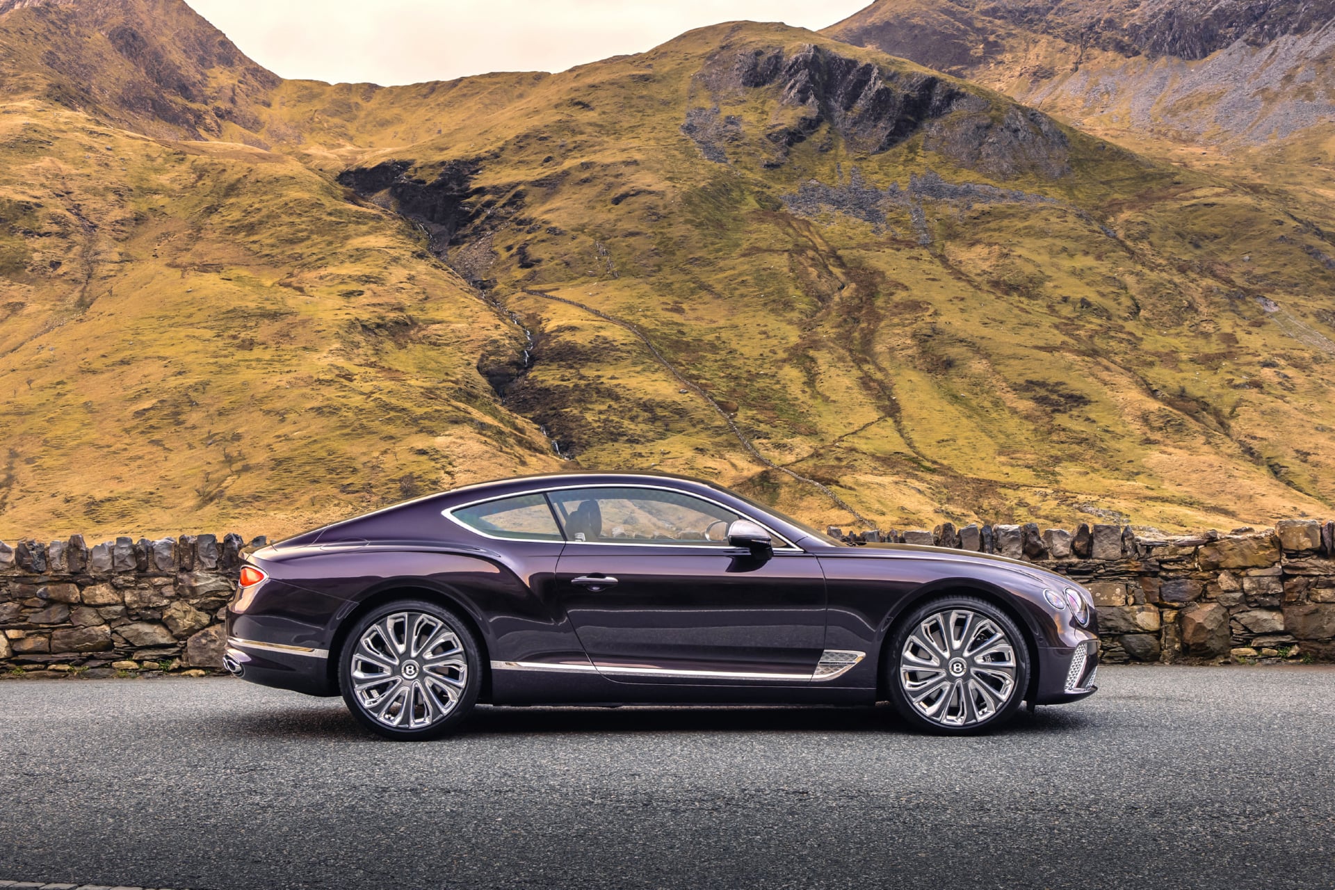 Bentley Continental GT Mulliner at 640 x 1136 iPhone 5 size wallpapers HD quality