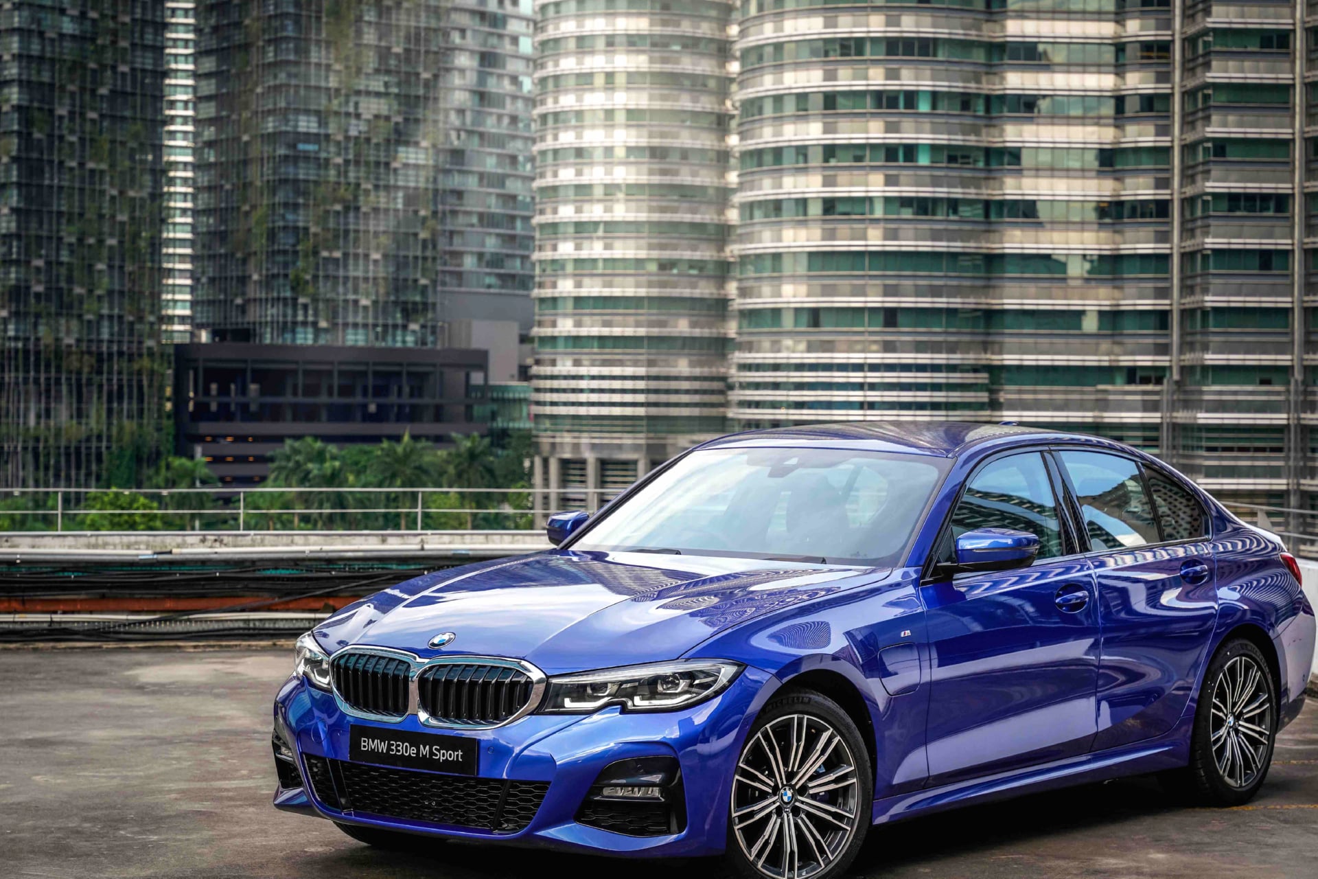 BMW 330e M Sport at 1024 x 1024 iPad size wallpapers HD quality