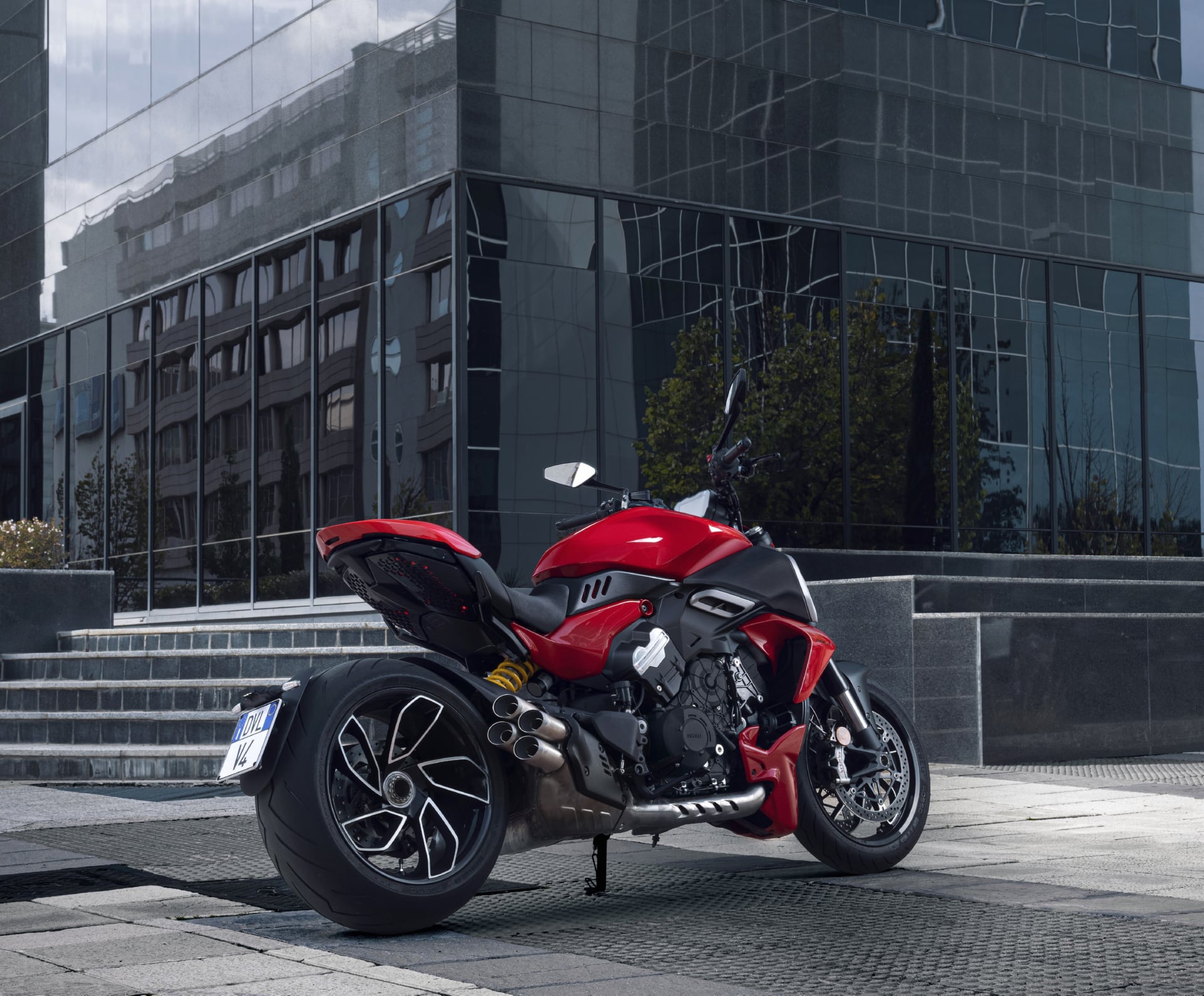 Ducati Diavel V4 at 1600 x 1200 size wallpapers HD quality
