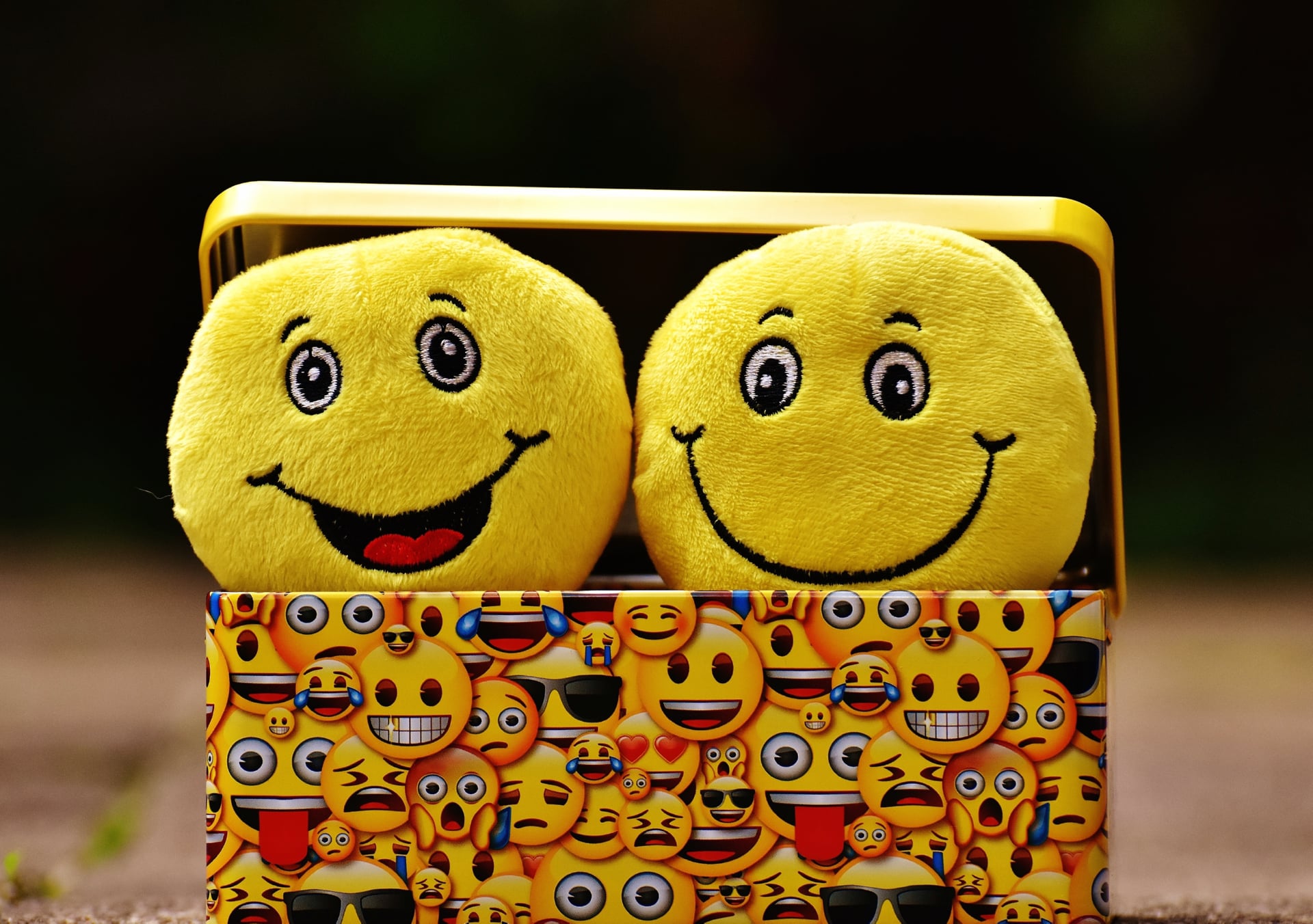 Emoji at 640 x 1136 iPhone 5 size wallpapers HD quality