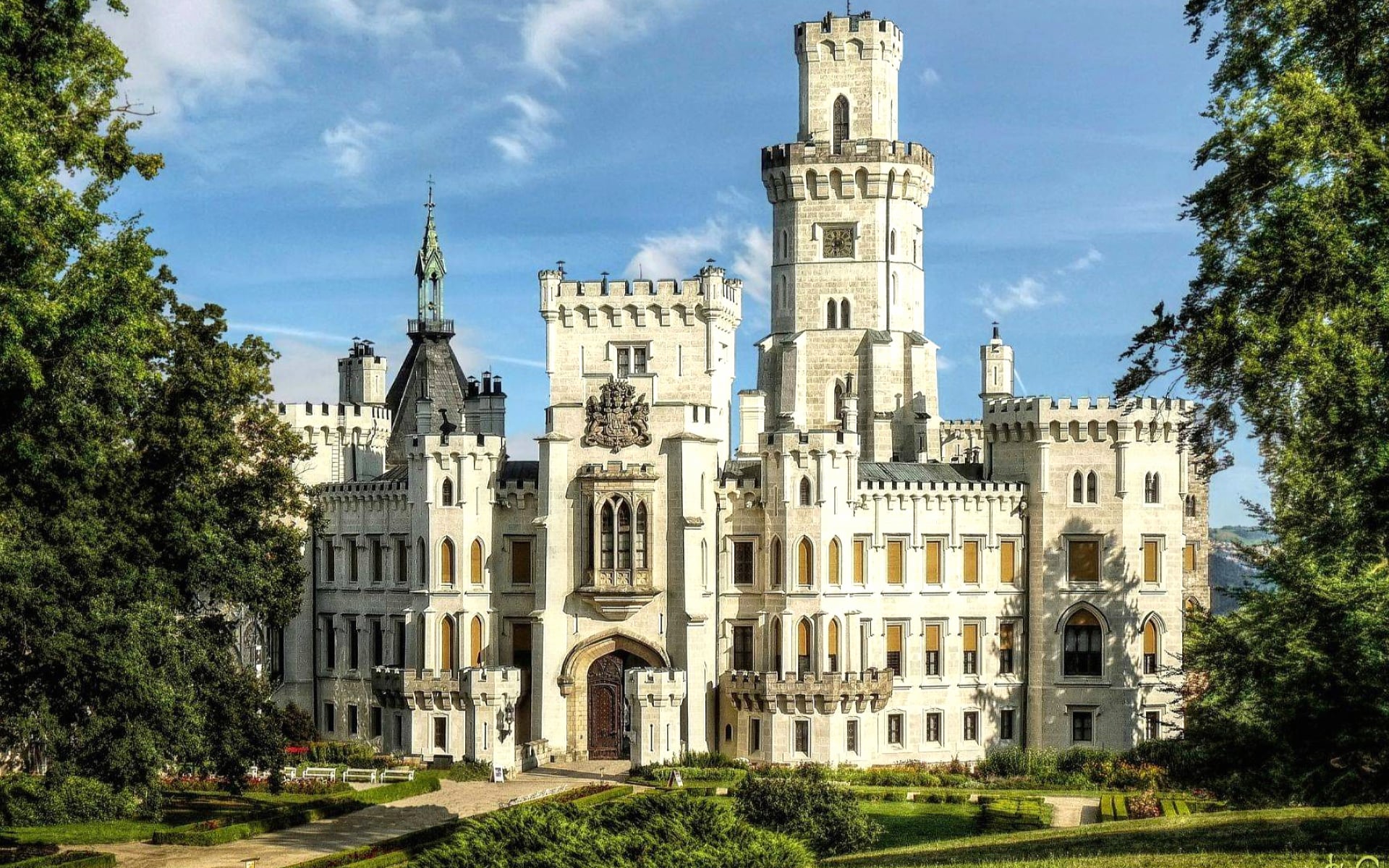 Hluboká Castle at 640 x 1136 iPhone 5 size wallpapers HD quality