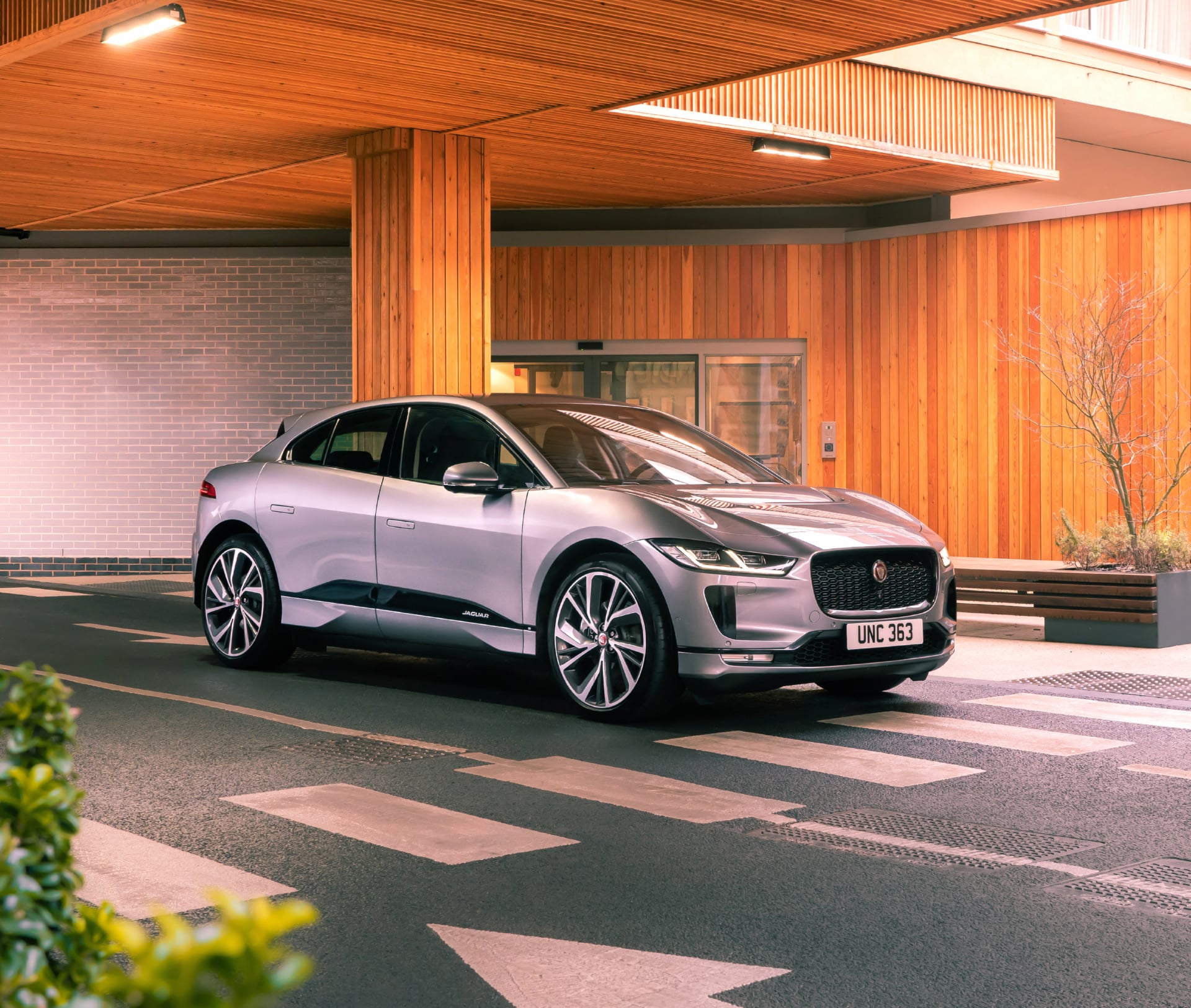 Jaguar I-Pace EV400 AWD S Black Pack at 1600 x 1200 size wallpapers HD quality