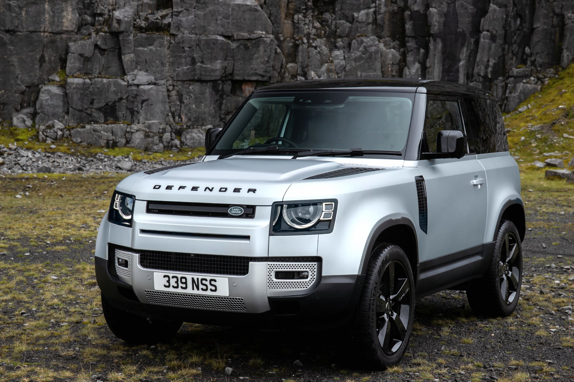 Land Rover Defender 90 SE Urban Pack at 640 x 1136 iPhone 5 size wallpapers HD quality