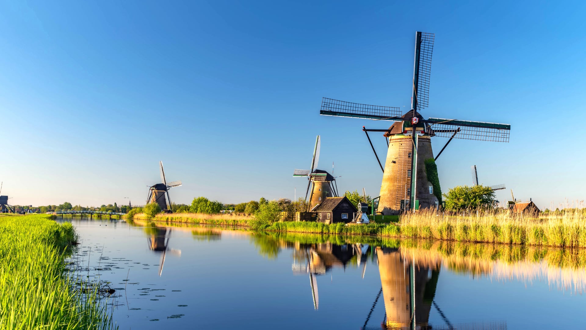 Windmills at Kinderdijk at 2048 x 2048 iPad size wallpapers HD quality