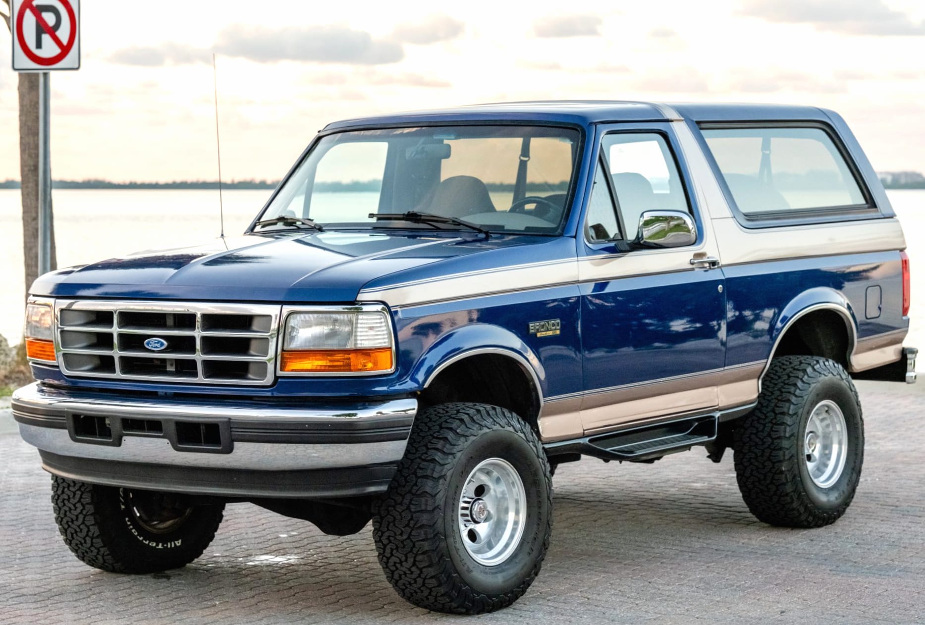 1996 Ford Bronco XLT - Image Abyss at 320 x 480 iPhone size wallpapers HD quality