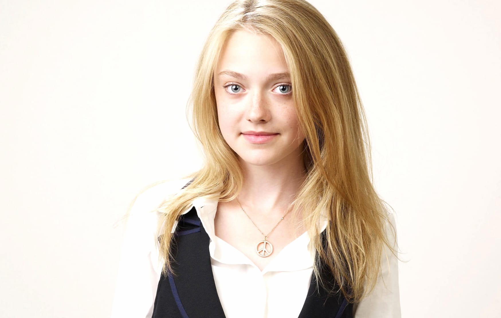 Actress American Celebrity Dakota Fanning at 1024 x 1024 iPad size wallpapers HD quality