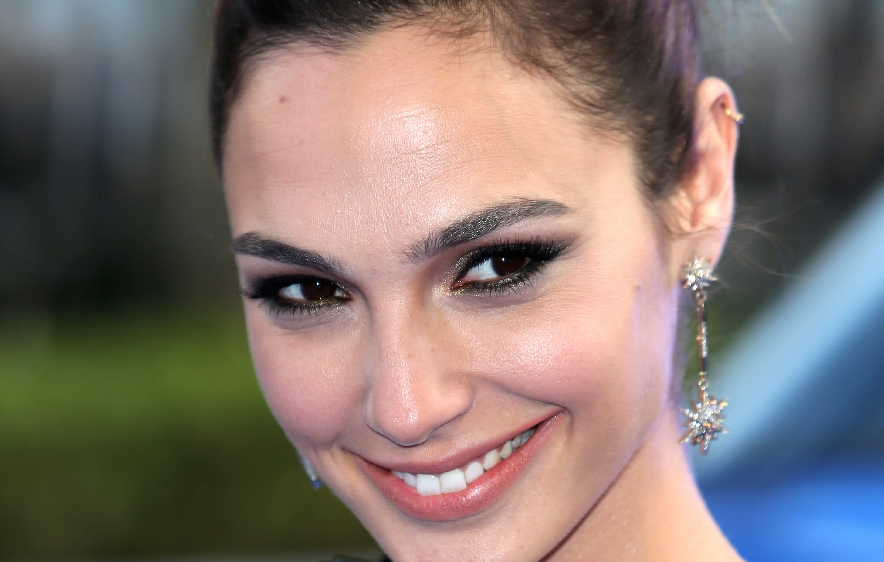 Actress Israeli Celebrity Gal Gadot at 2048 x 2048 iPad size wallpapers HD quality