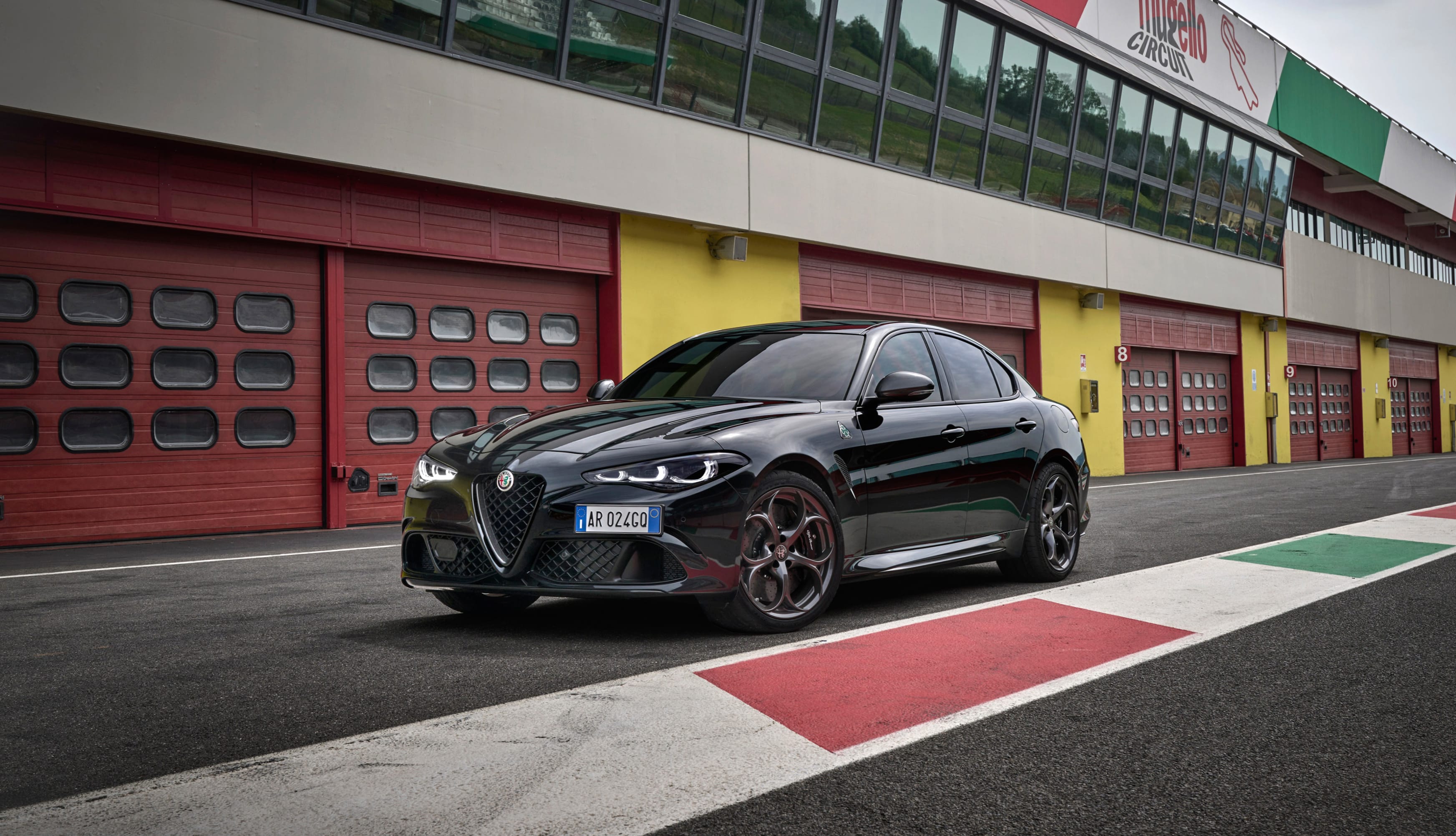 Alfa Romeo Giulia Quadrifoglio Super Sports Cars wallpapers HD quality