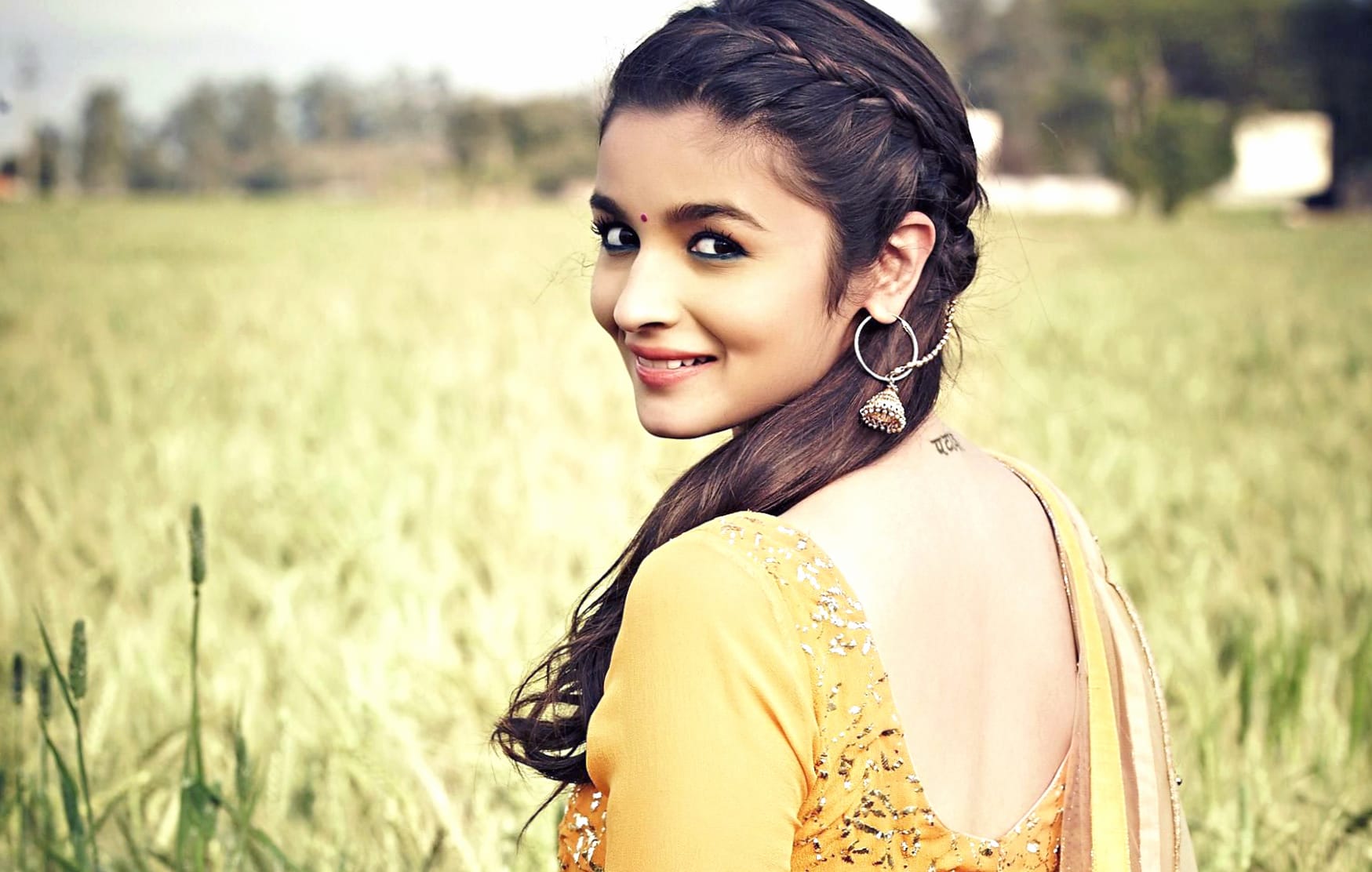 Alia Bhatt in Humpty Sharma Ki Dulhania at 640 x 1136 iPhone 5 size wallpapers HD quality