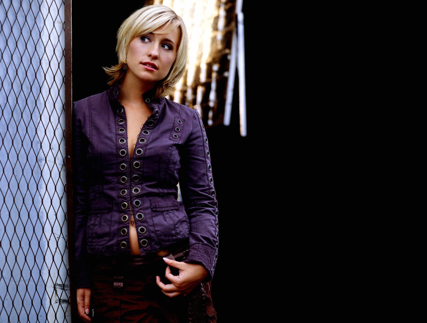 Allison Mack A Striking Celebrity Moment wallpapers HD quality